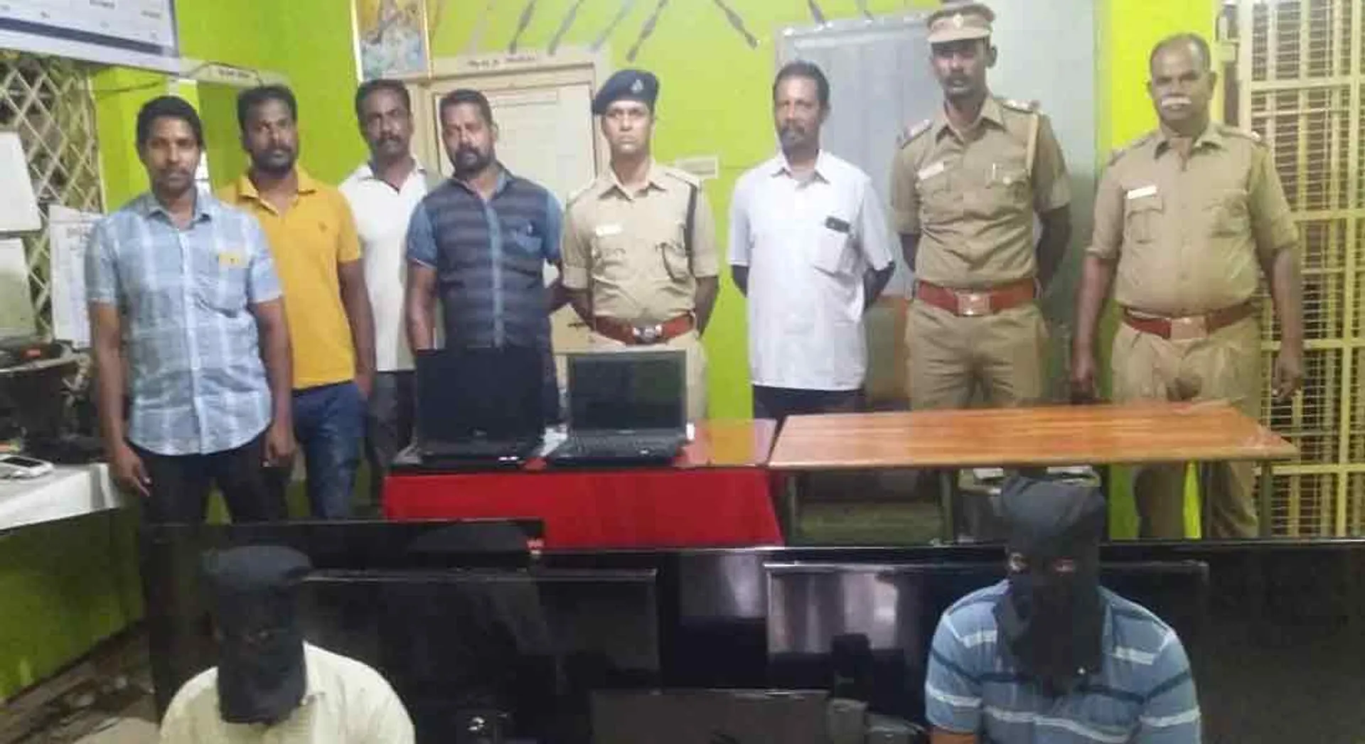 the police who surrounded the robber with girlfriend