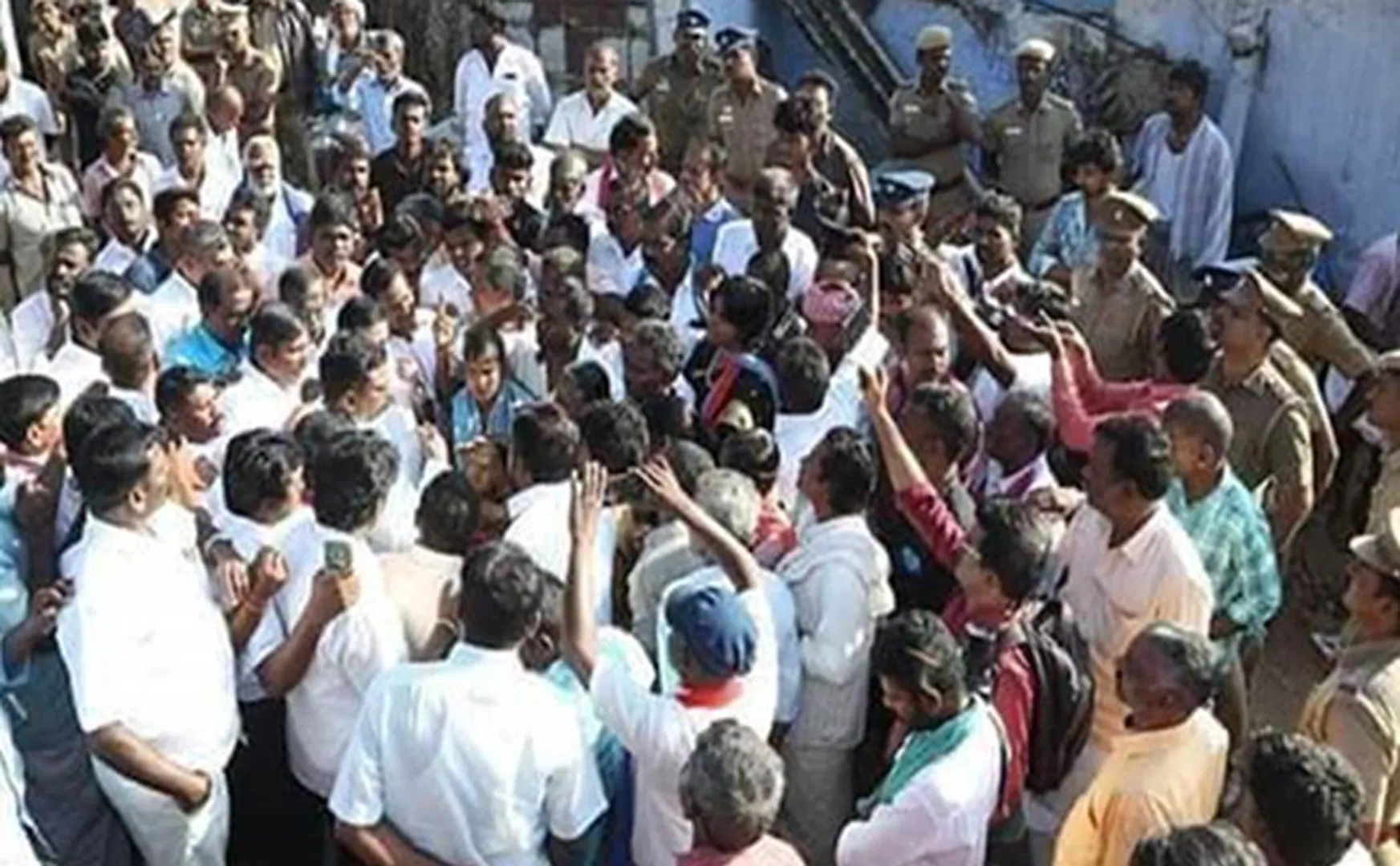 People are going to block MLA Kumarakuru home