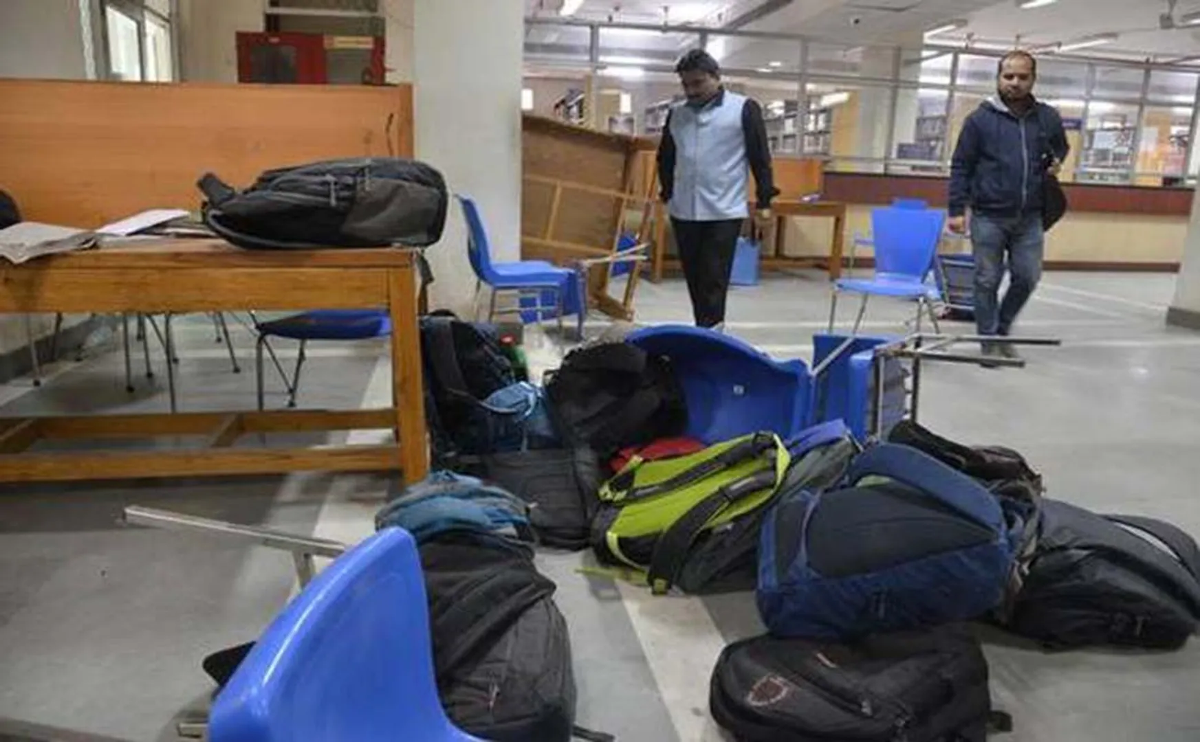 CITIZENSHIP AMENTMENT BILL 2019 DELHI UNIVERSITY LIBRARY POLICE WITH STUDENTS 