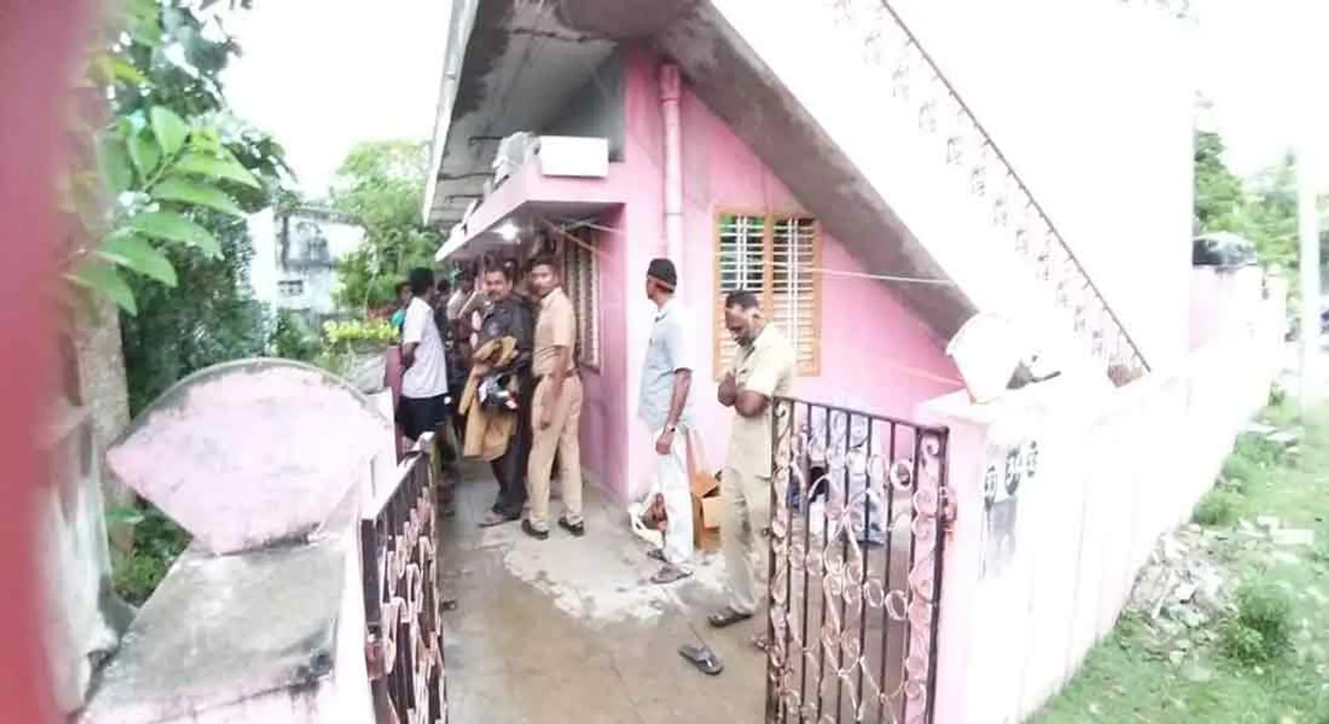 A gang of robbers pretending to be CBI officers ... surrounded and arrested by police