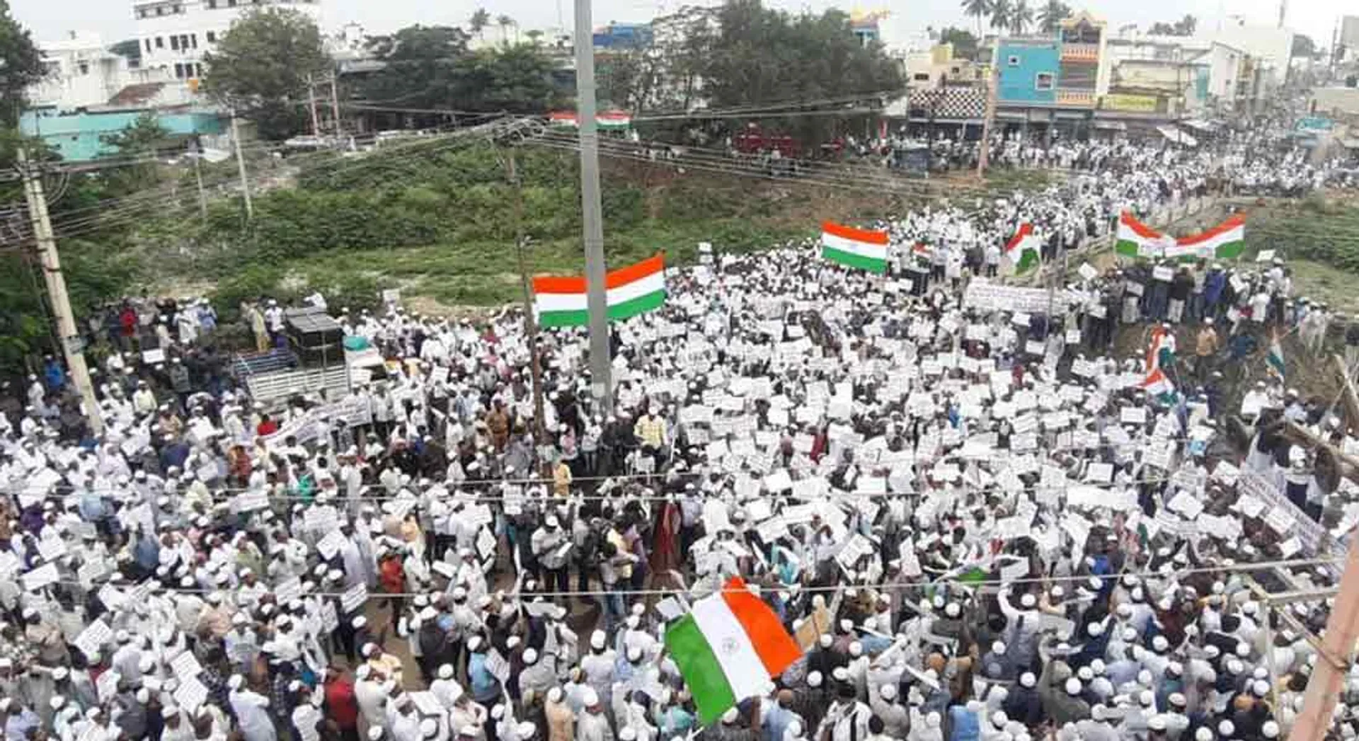 Thousands of Muslims converge in peaceful protest...