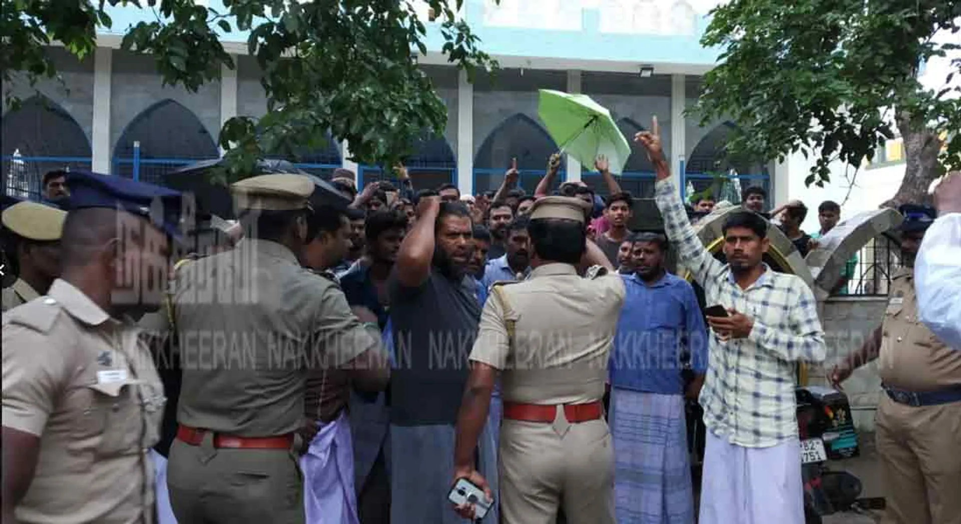  Nidur Muslim people trying to Siege the Minister