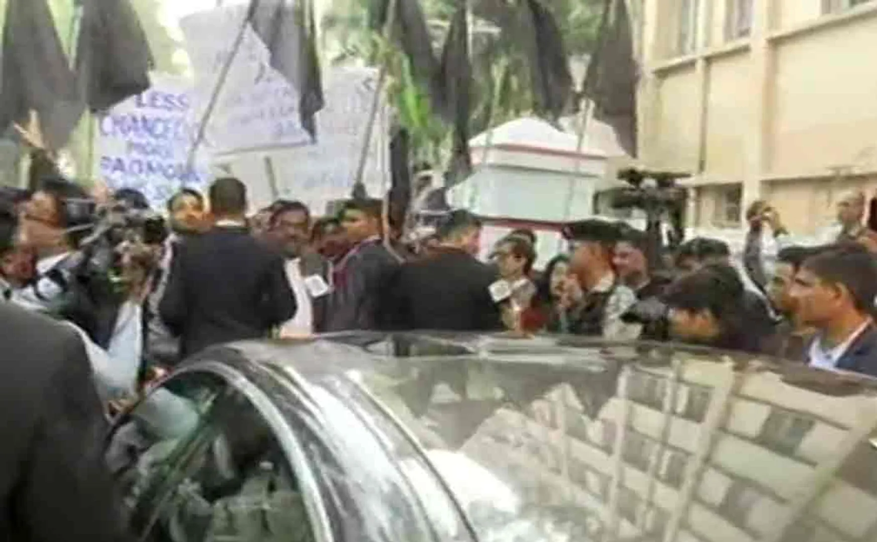 westbengal governor blocked by students
