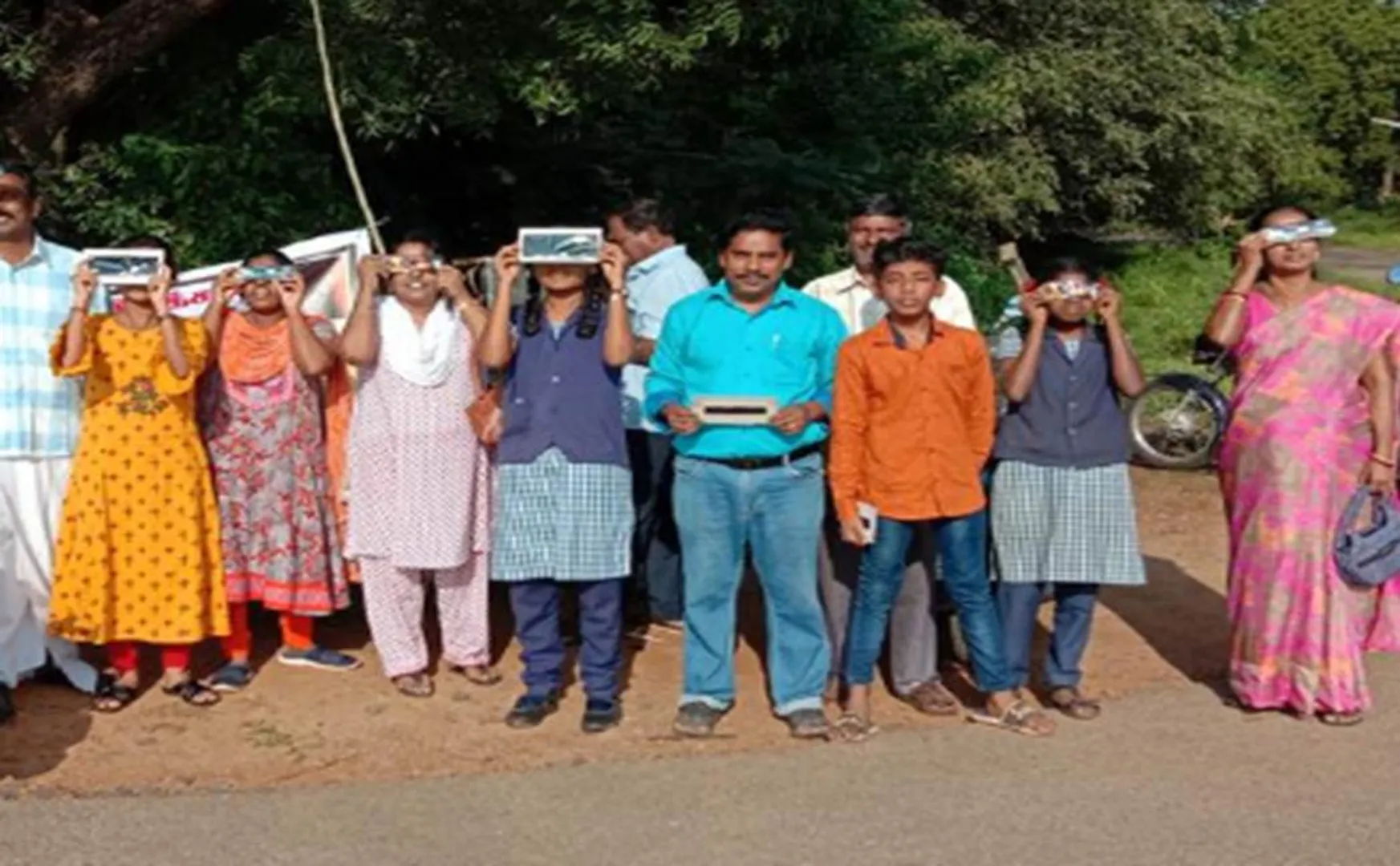 Solar-Eclipse-people enjoyed 