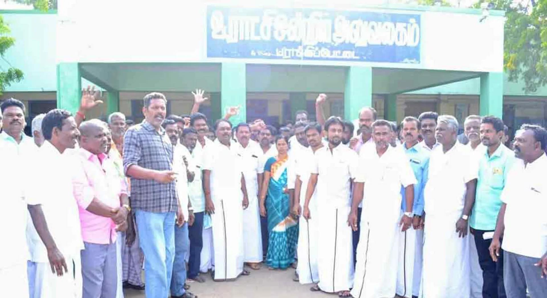  Protest;hold democratic election result