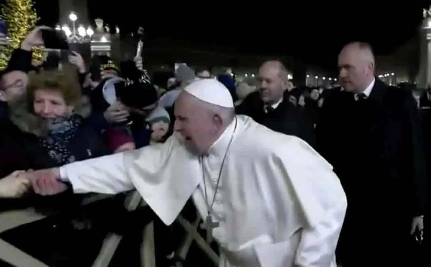 pope francis apologize for new year eve incident
