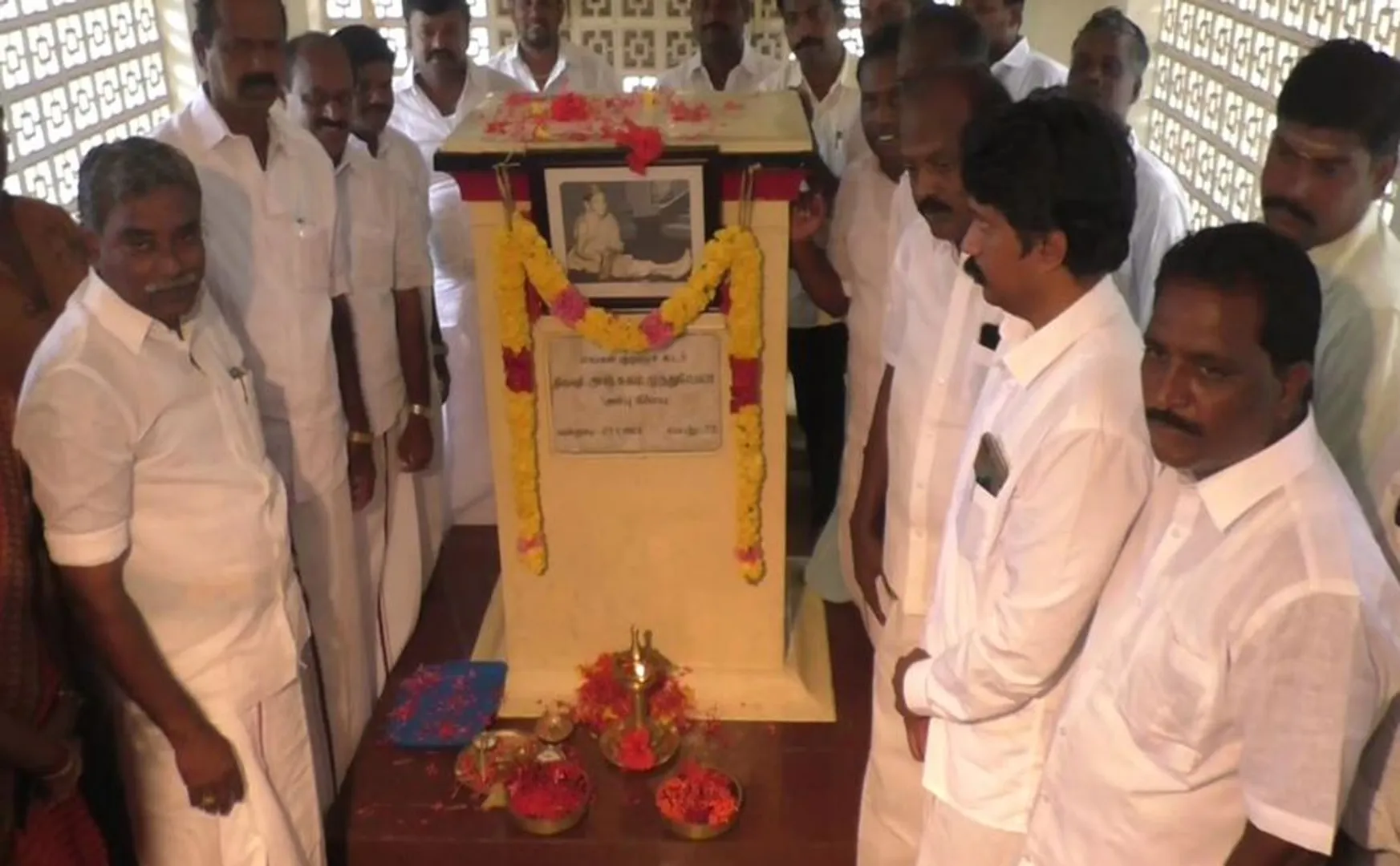 DMK Members-honor-karunanidhi-mother-memorial