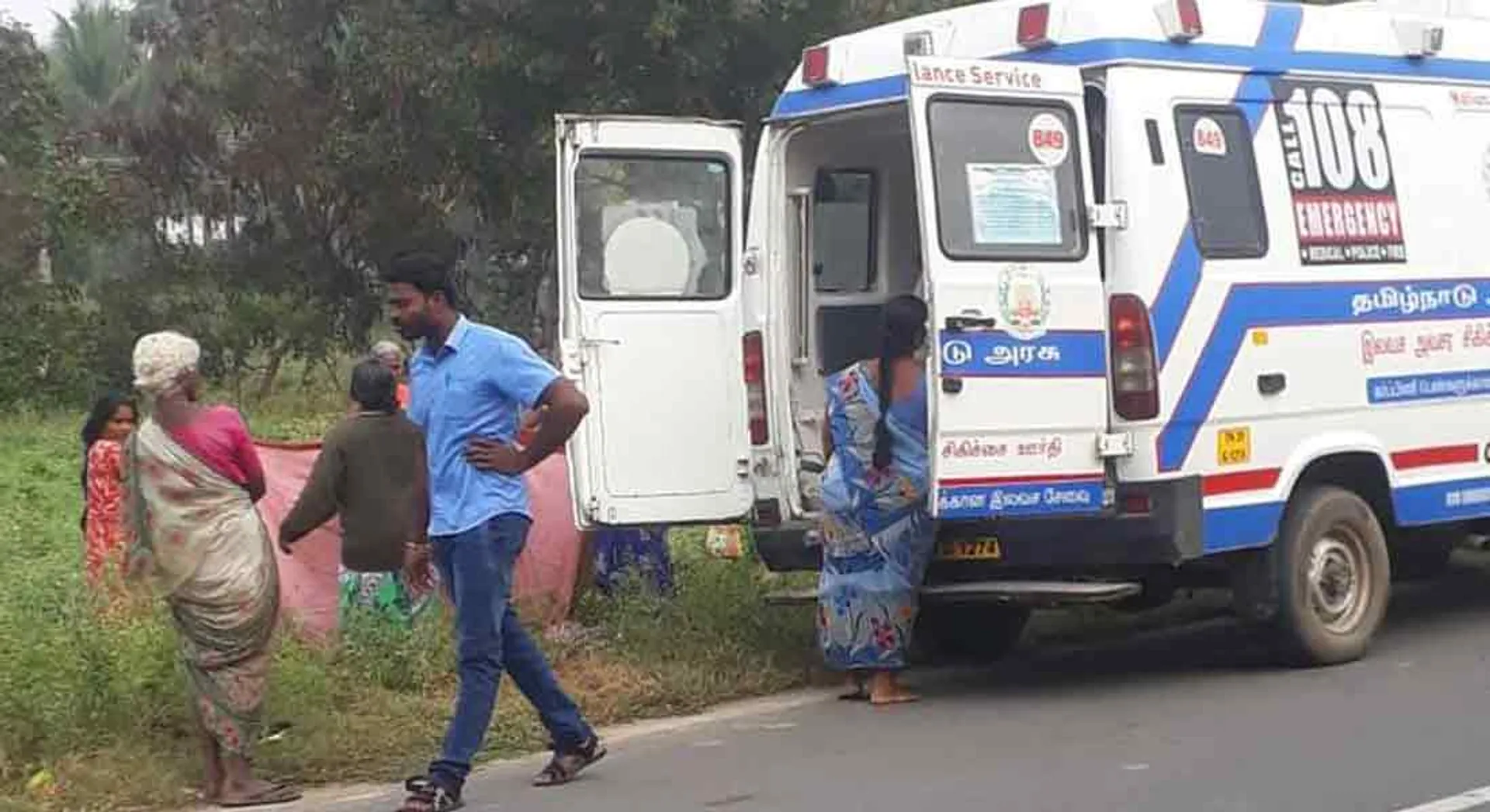 The woman who went to the ambulance for childbirth gave birth to a baby in a farm