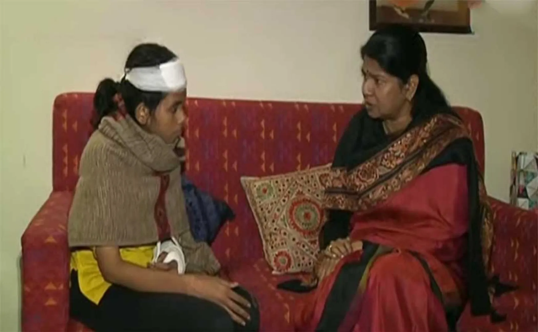 dmk party kanimozhi mp meet with jnu student union president 