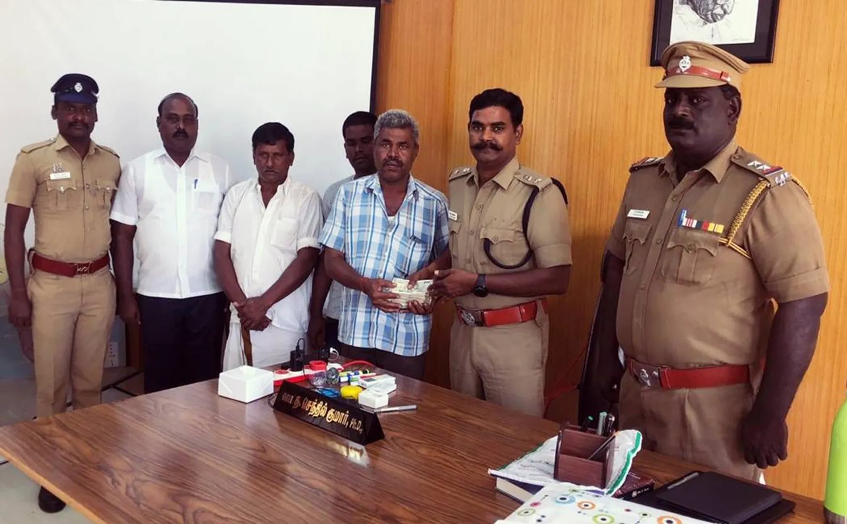 railway platform-money-Handing over to owner