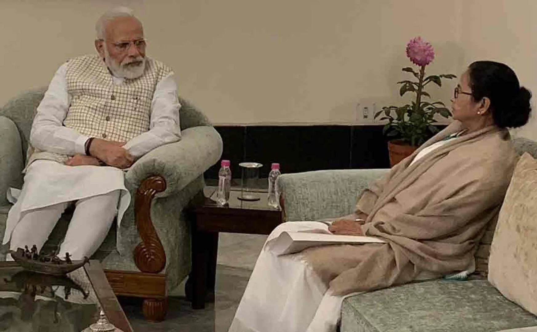mamata beanerjee meets pm modi in kolkatta