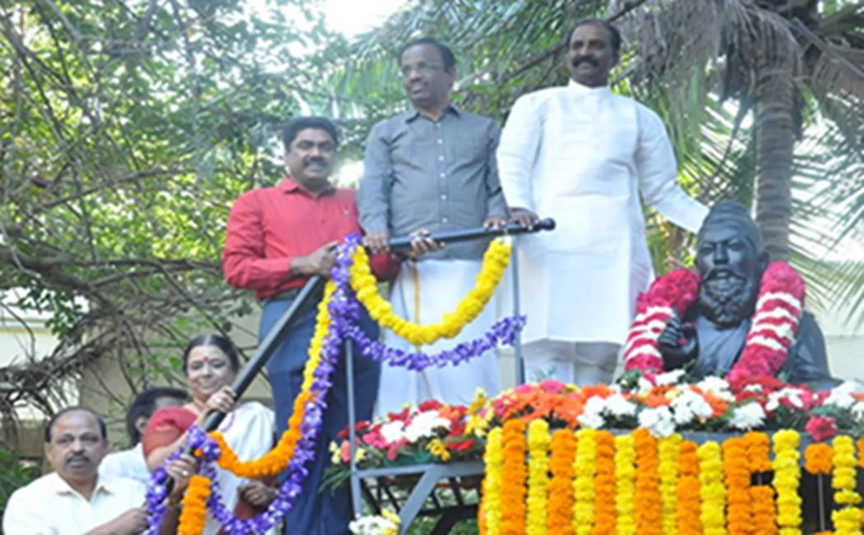 Vairamuthu-Thiruvalluvar