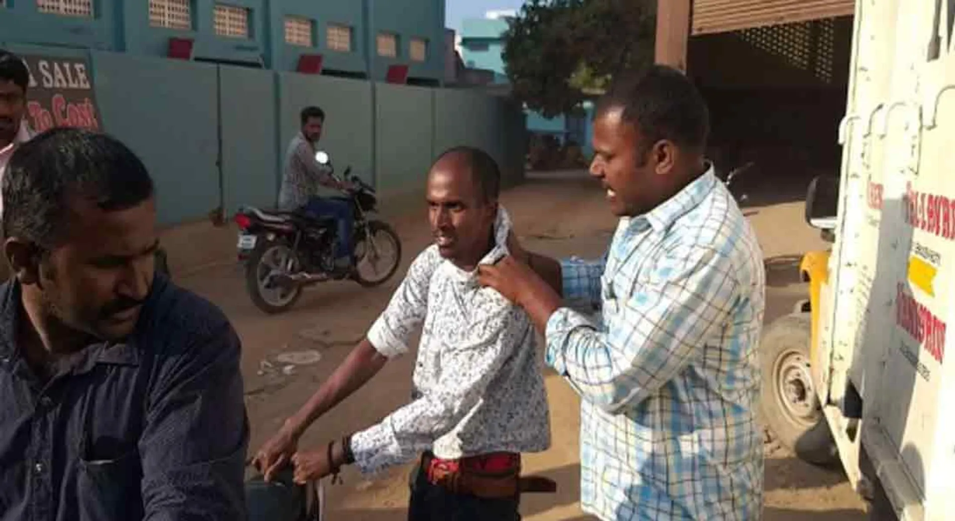 Cell phone thief catched by people