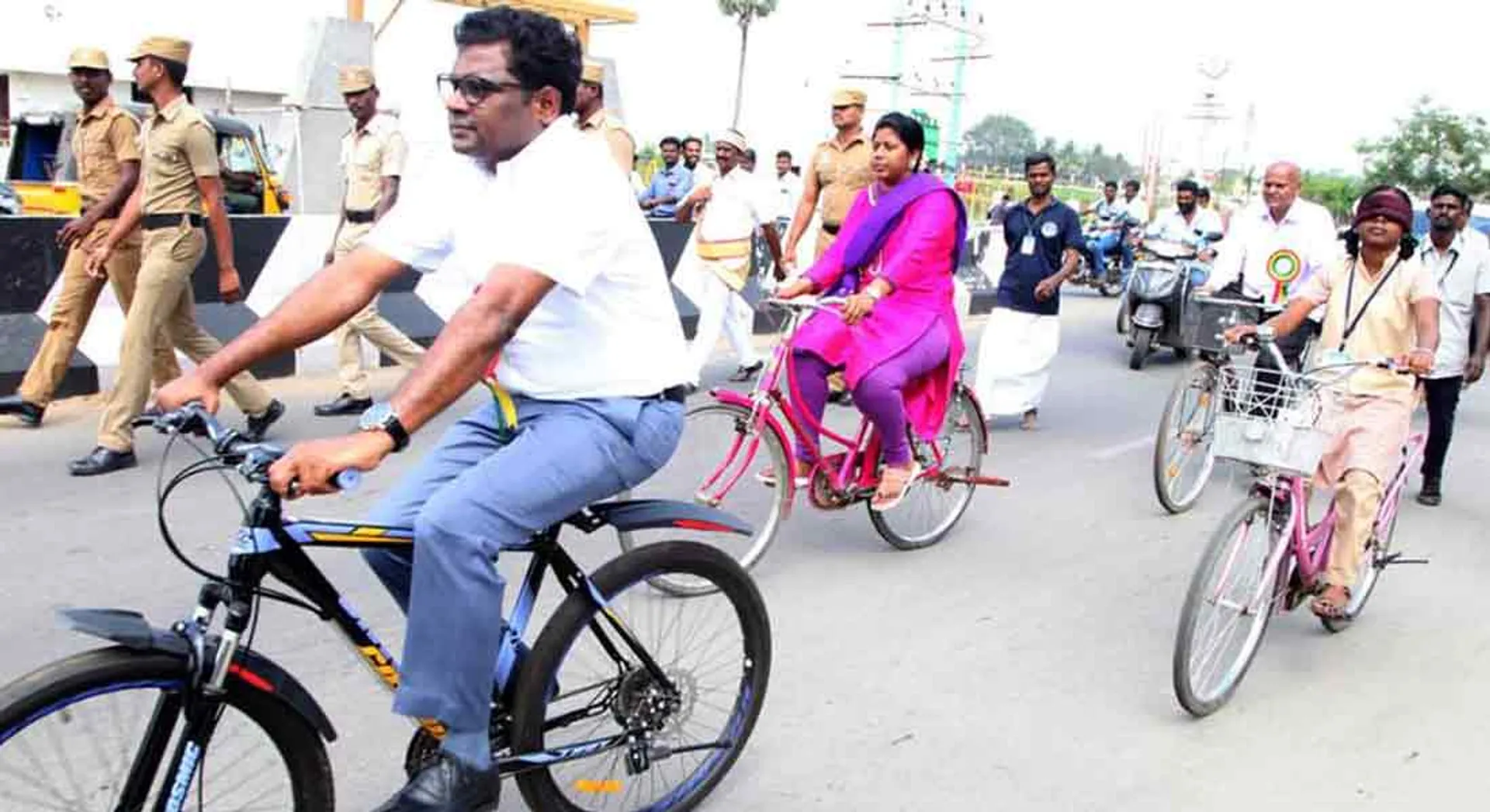  The girl who do cycling with closed eyes