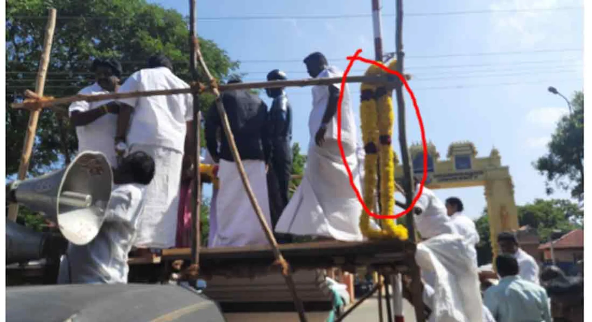 admk MLAs to wear a new Garland to mozhi por thiyakikal