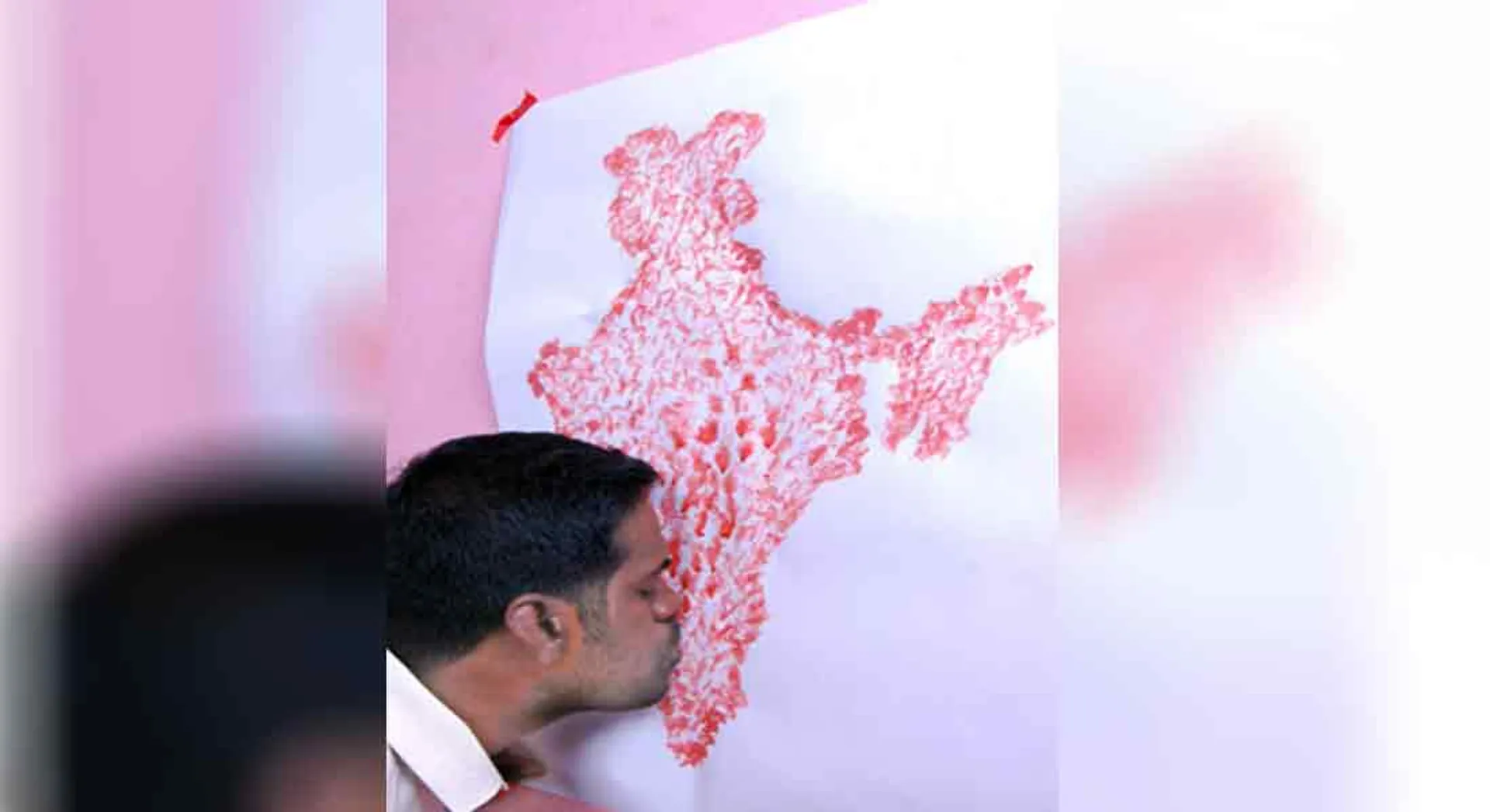 teacher draw A  Indian map with lips