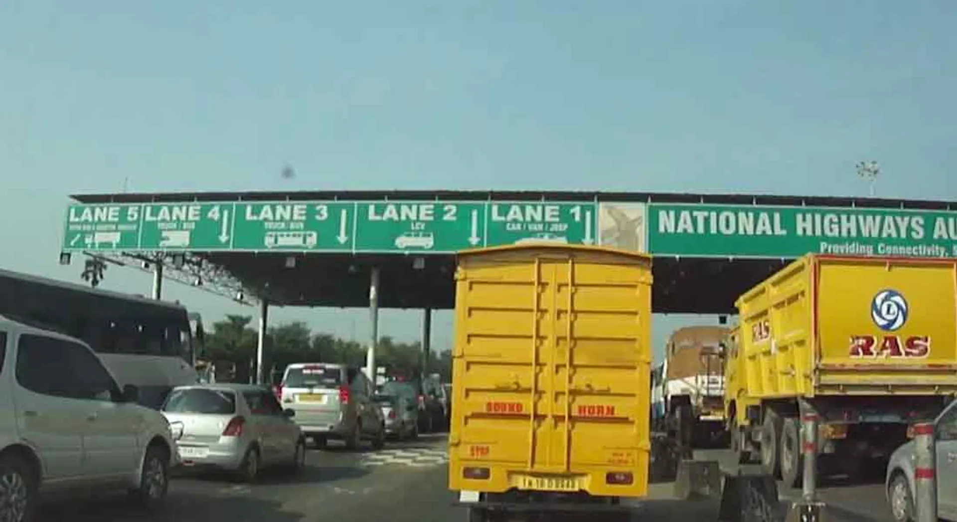  18 lakhs rupees missing in the smashed tollgate ... Tolcade's complainant !!