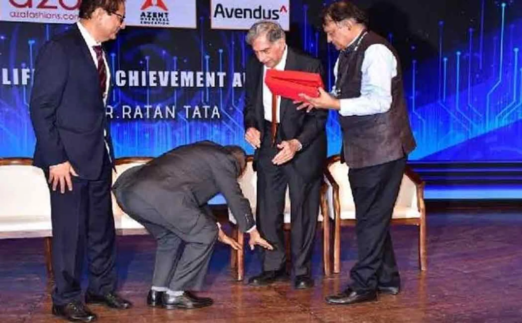 infosys nayayanamoorthi touche sratan tatas feet in an award show