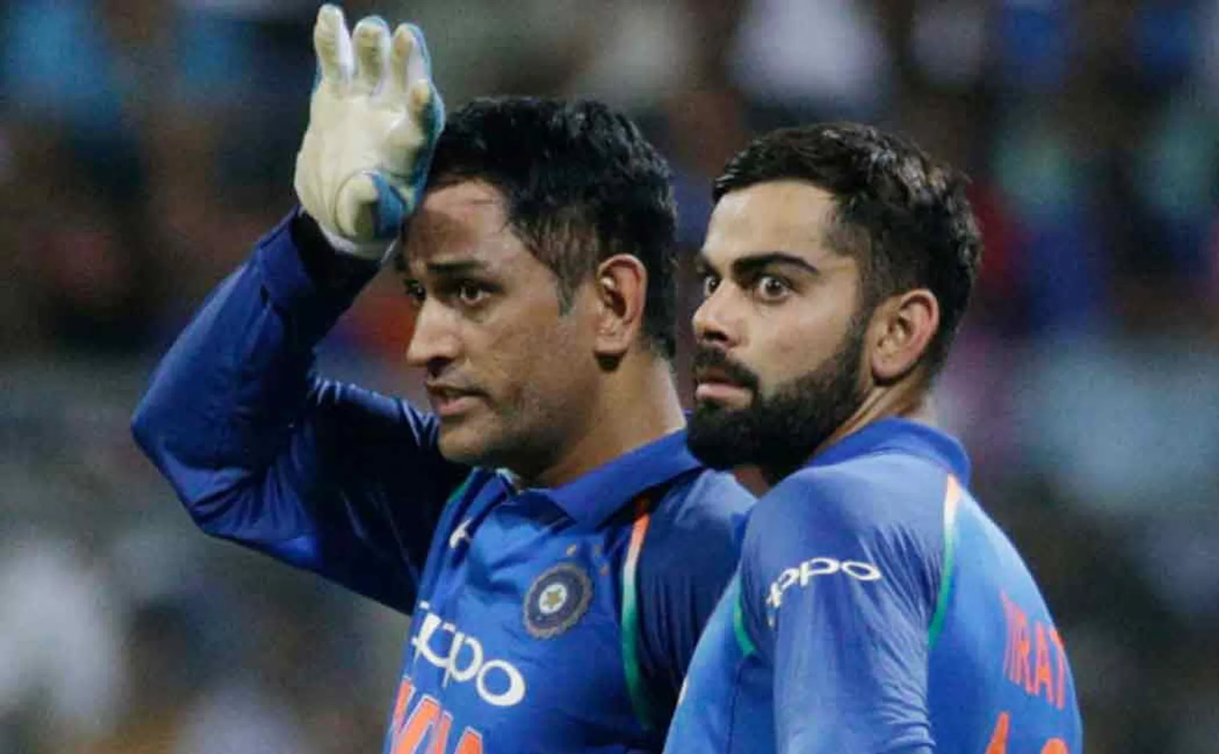 dhoni playing anthakshari with teammates