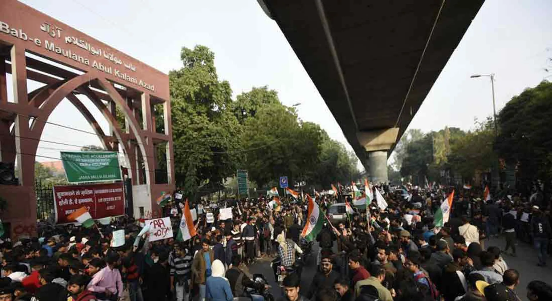  Students fired at Delhi Jamia University protest