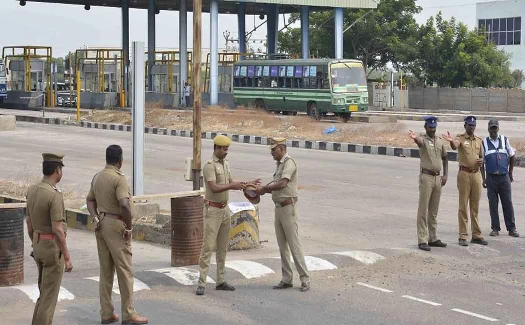 nellai district nanguneri toll plaza employees vehicles incident police 