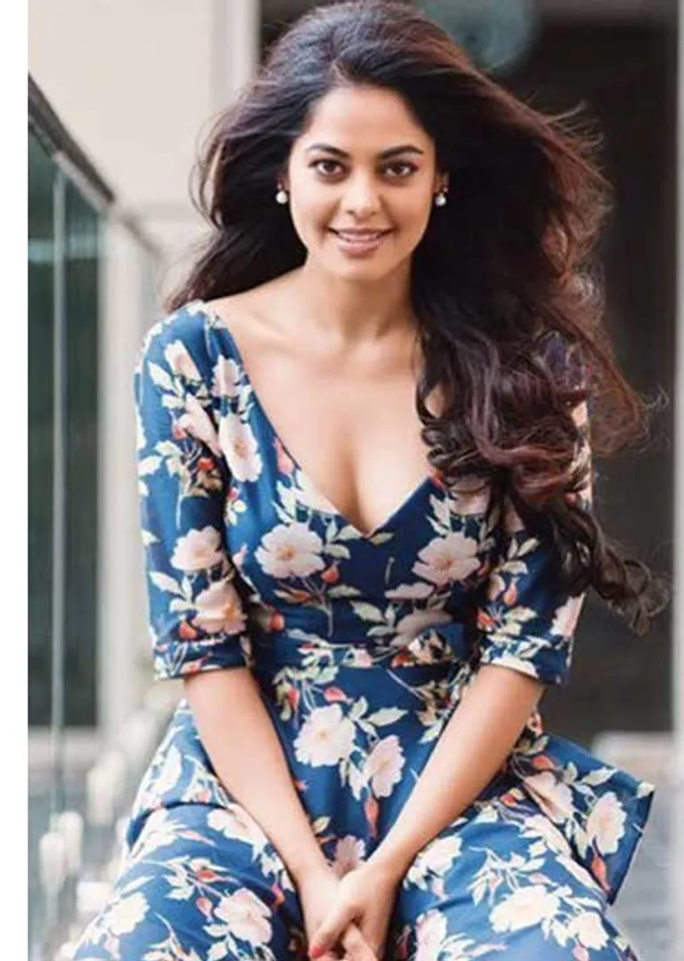 /idhalgal/cinikkuttu/bindu-madhavis-dedication-flexible-director