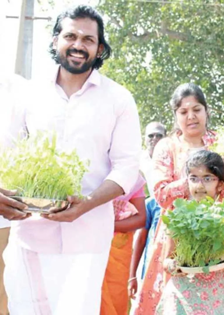 /idhalgal/cinikkuttu/village-celebrating-karthi