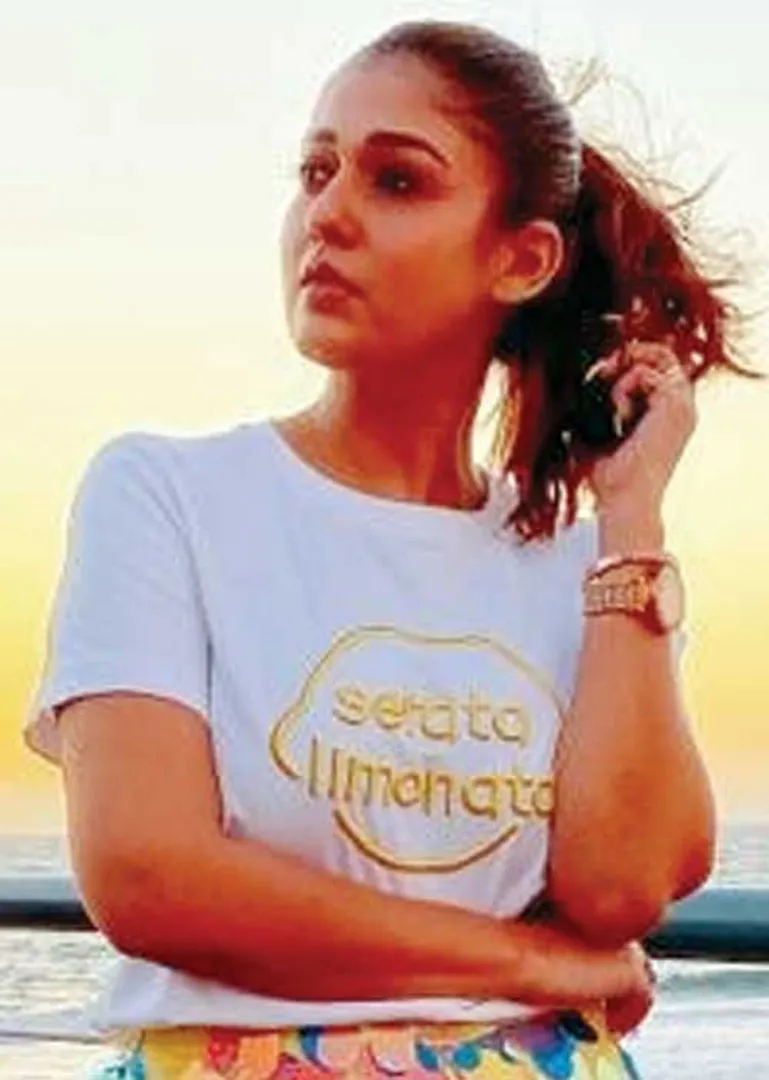 /idhalgal/cinikkuttu/nayanthara-neck-gayatri-jilirupa-vijayseedupathi-awakening