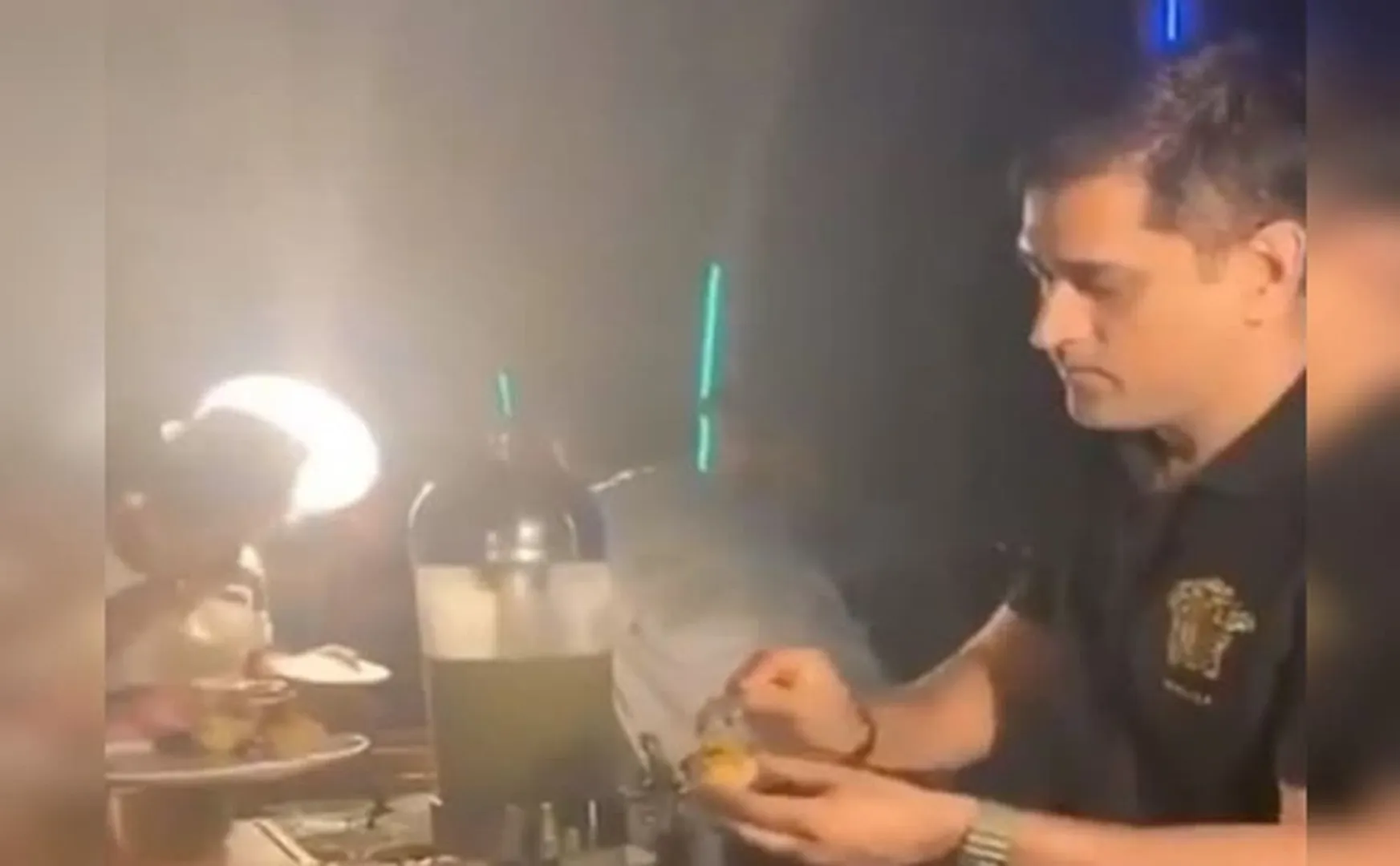  dhoni-serves-panipuri 