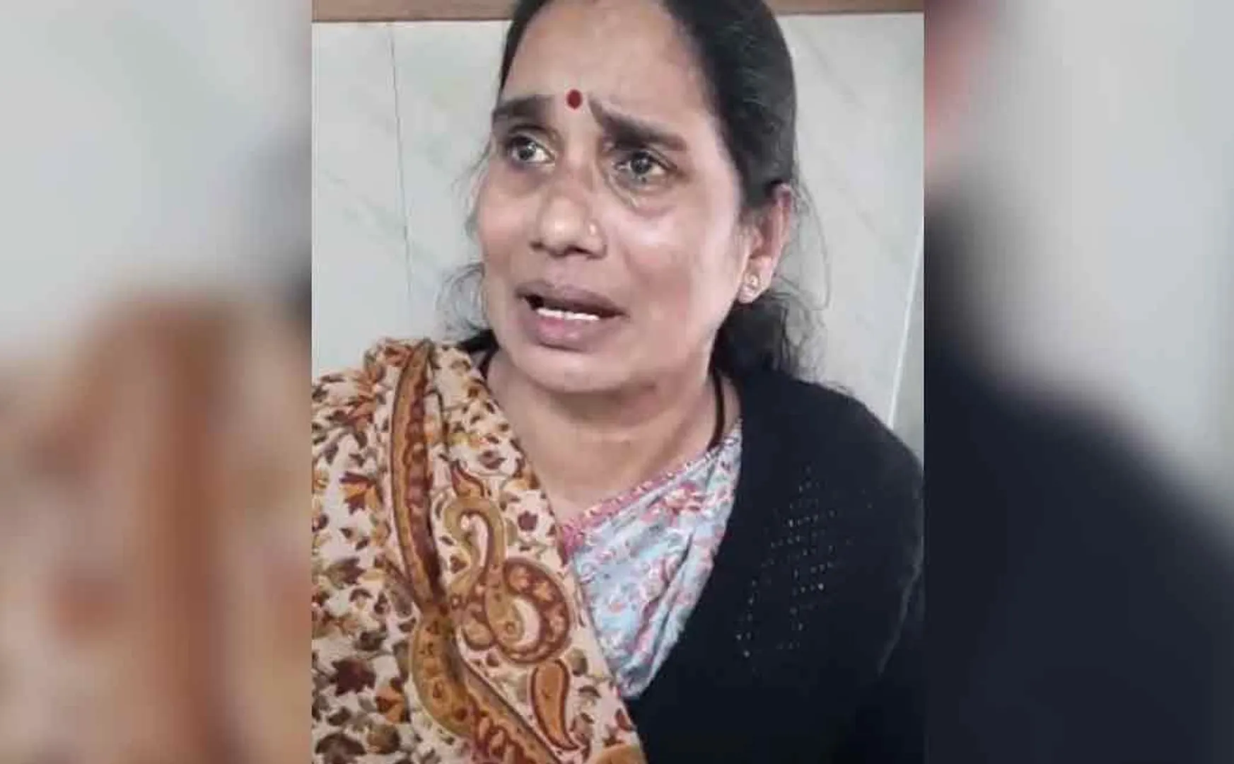 nirbhayas mother breaksdown in court 