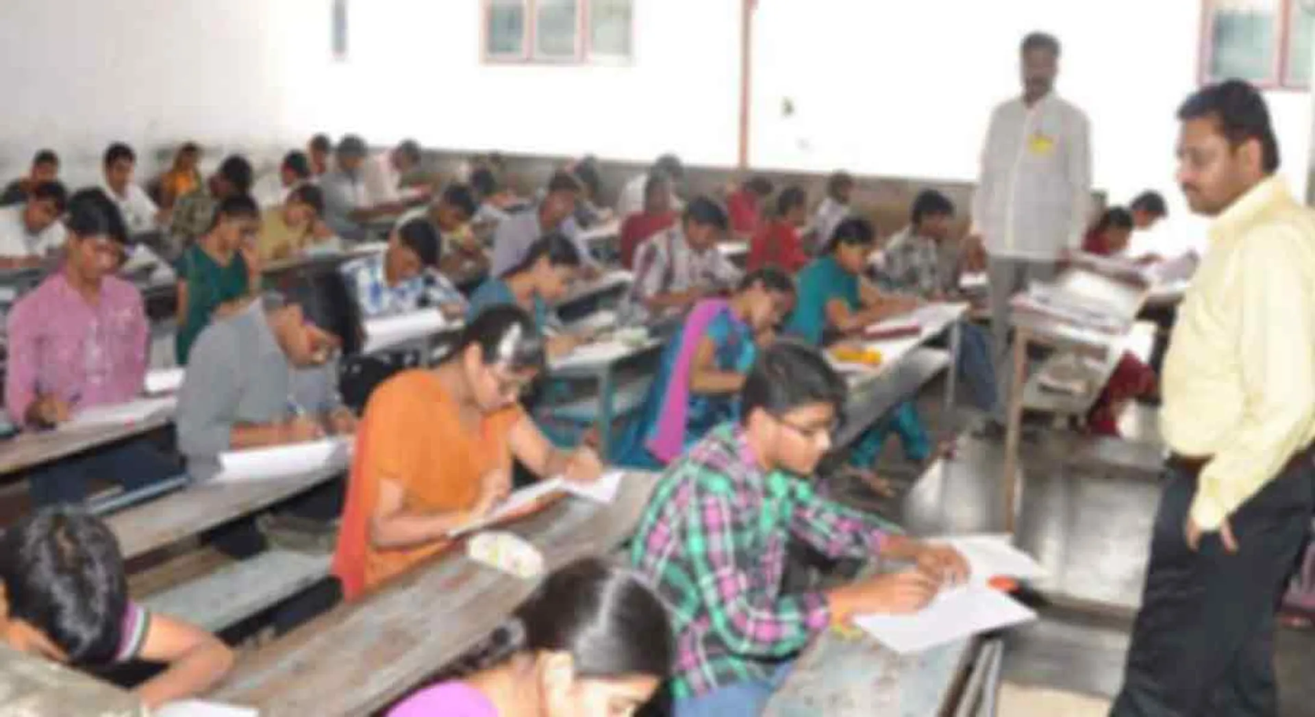 'Government exams' in controversy over teacher qualification