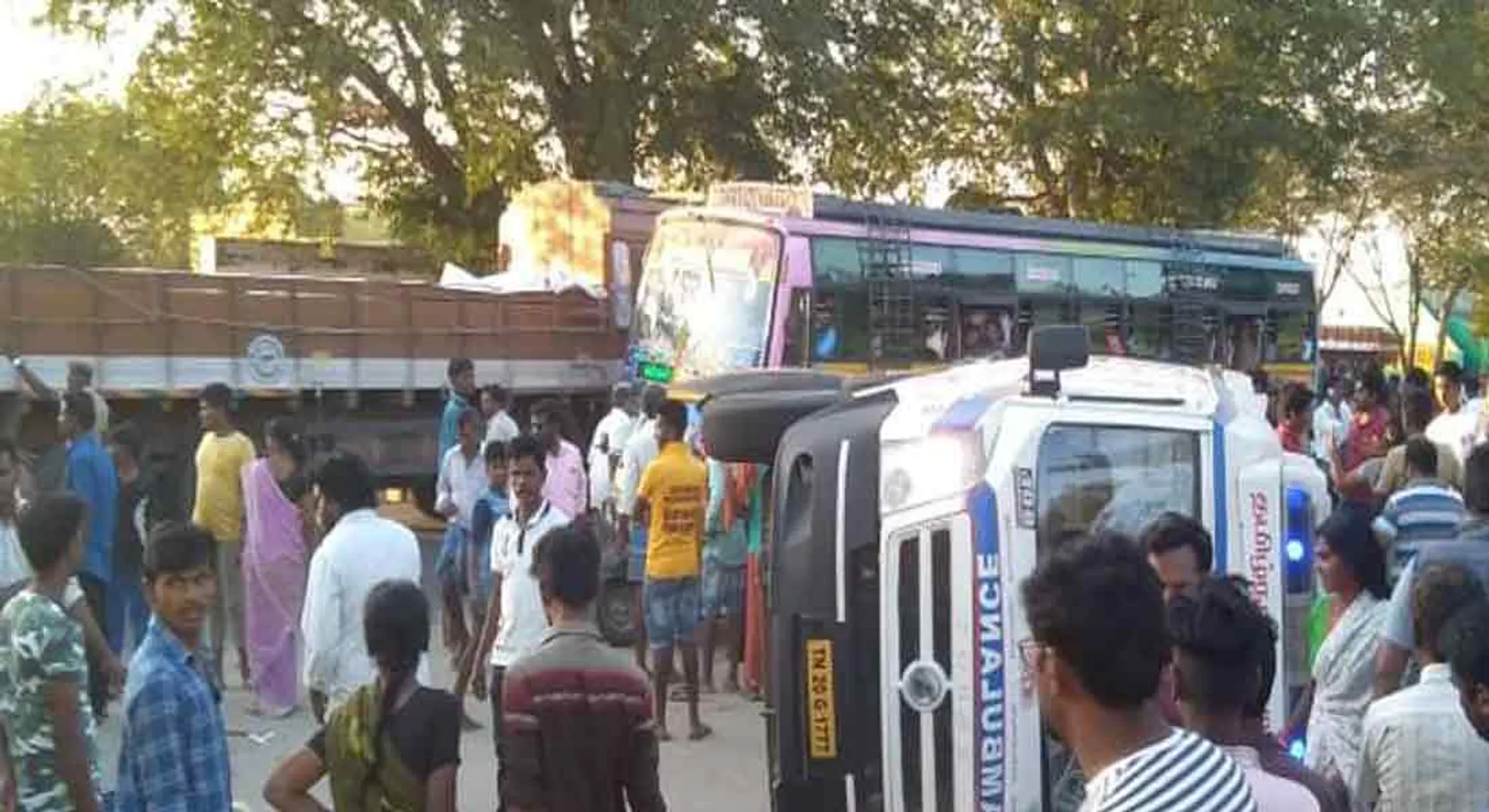 108 ambulance crashing into head ... 4 injured