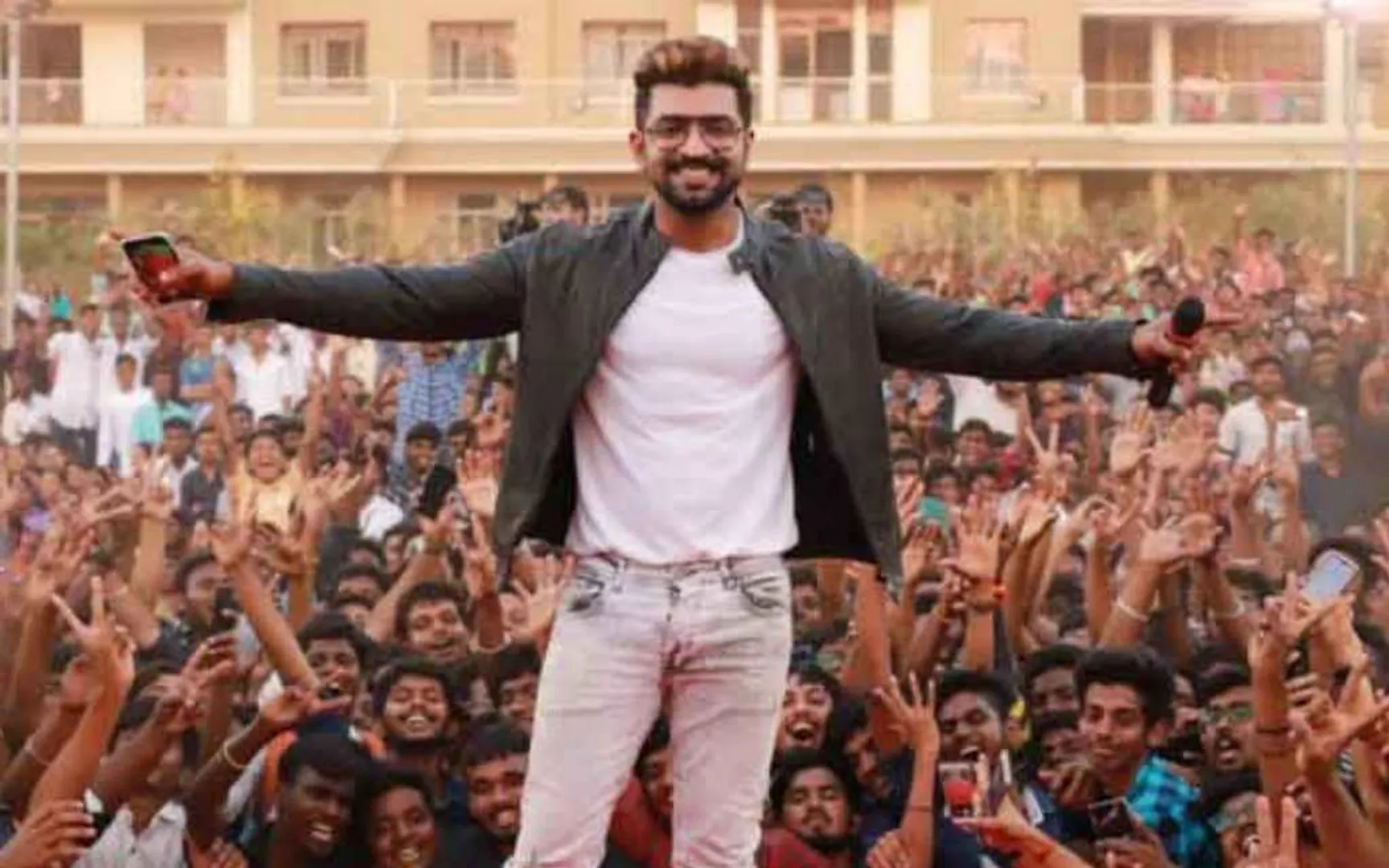 arunvijay amidst fans