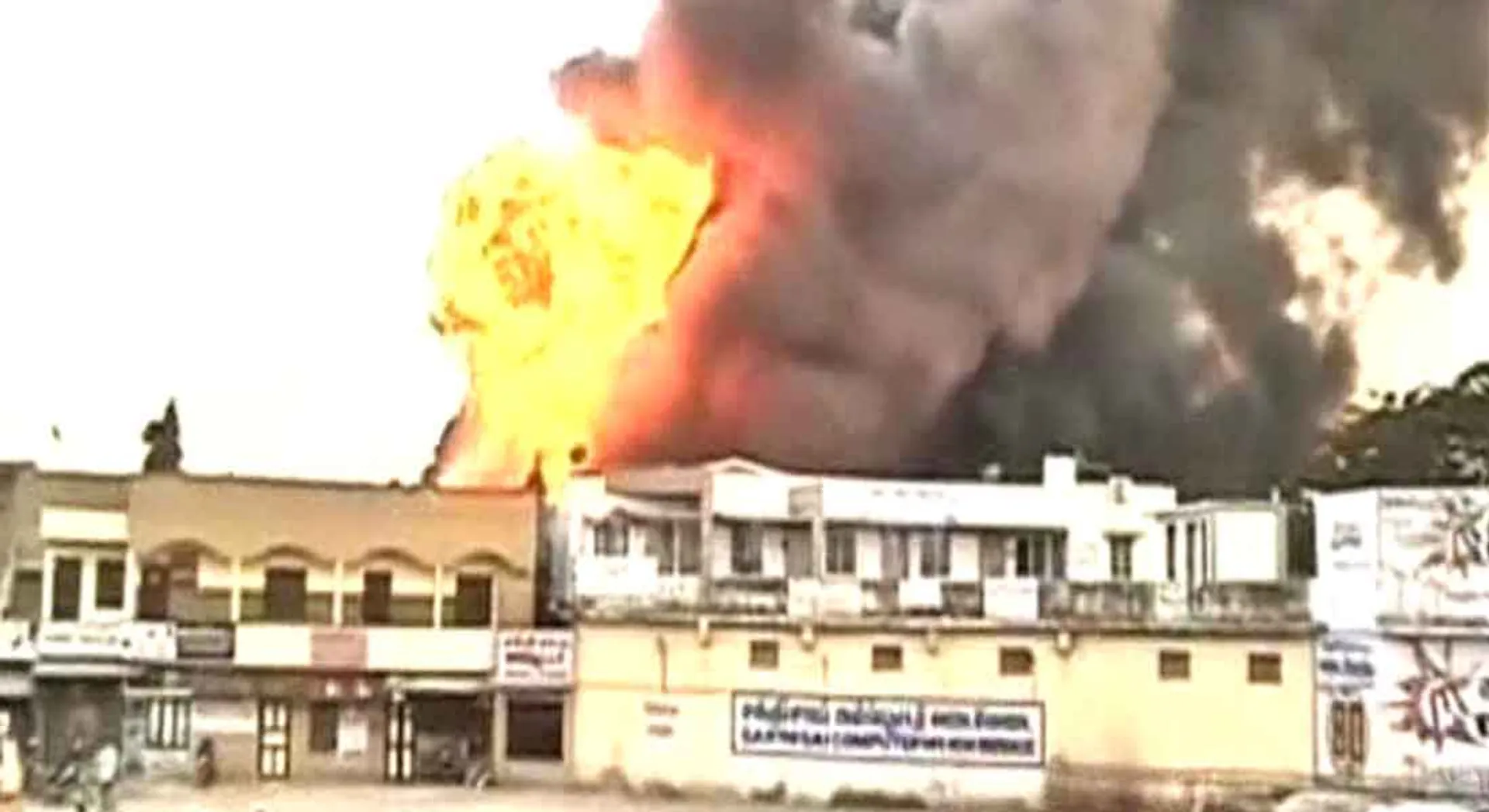  Big fire in the chemical warehouse ... Police warn people not to go public !!