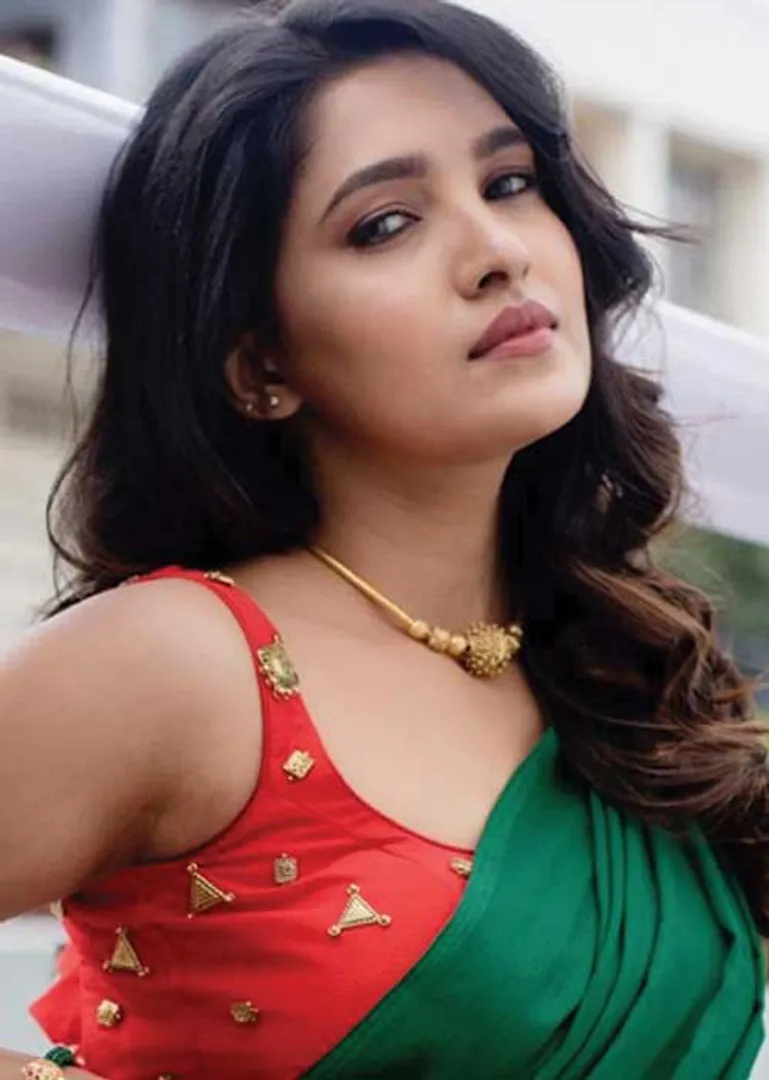 /idhalgal/cinikkuttu/be-cautious-vani-bhojan-entry-cinema