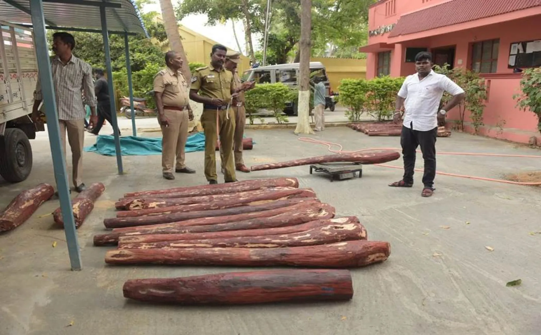 Police vehicle test - Red Sandalwood gang escaped  