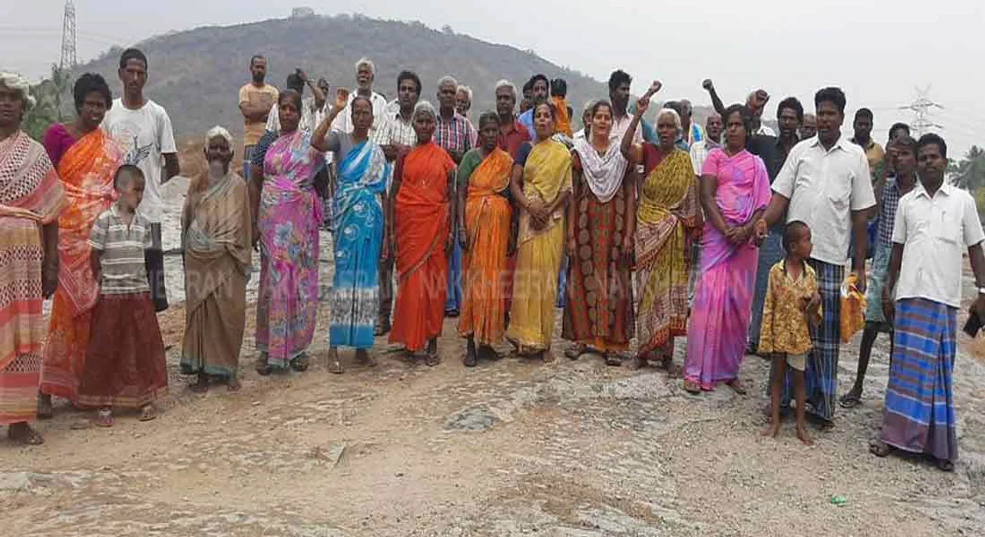  Close quarry ... Sudden blockade struggle-police alert