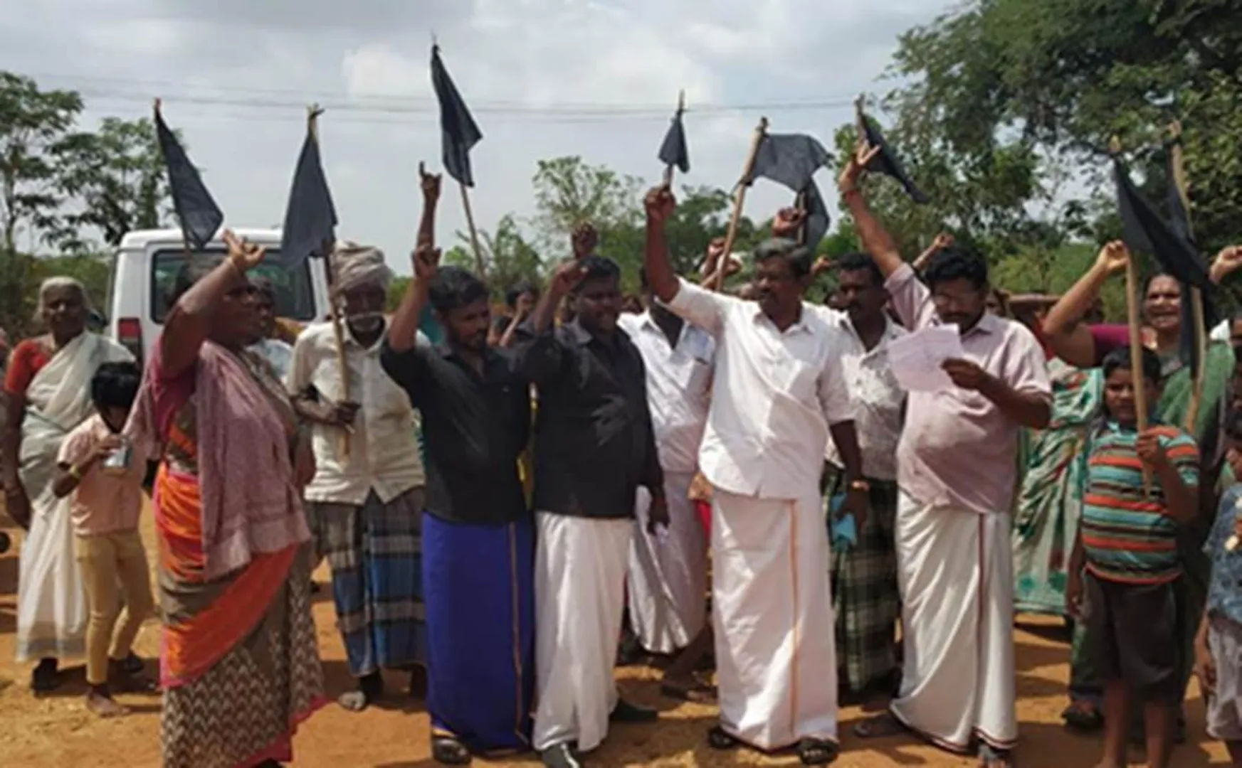 Farmers showed black flag against CM Palanisamy 