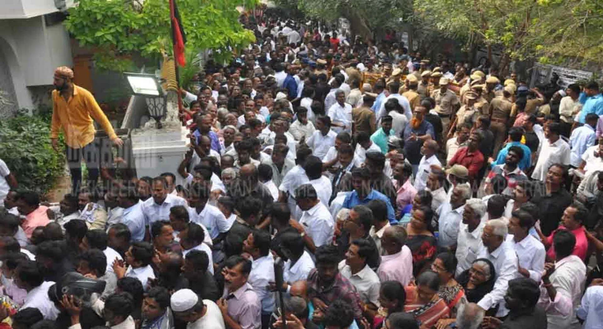 The funeral of DMK general secretary K Anbazhakan ...