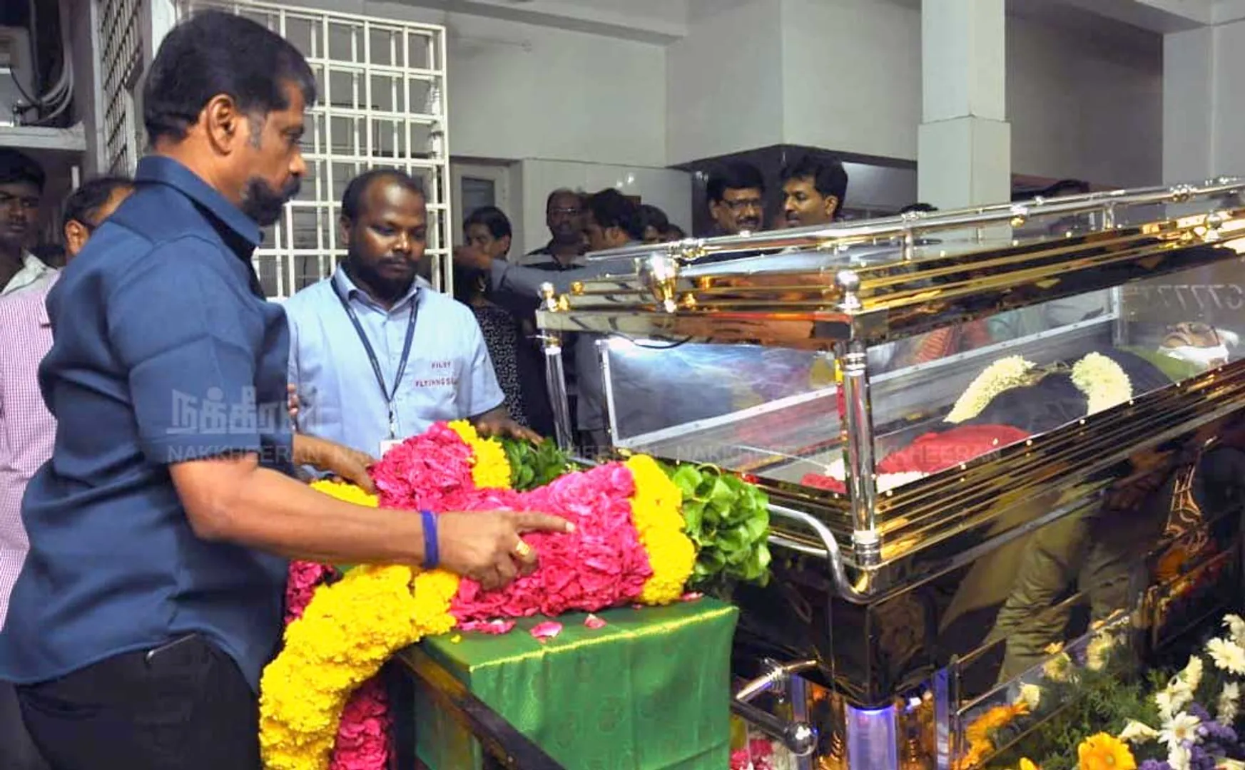Photos of Nakkheeran editor and vairamuthu pay tribute to K Anbazhagan