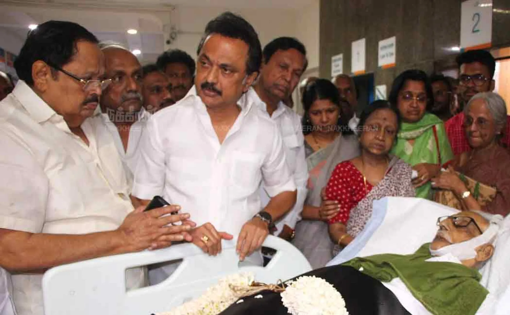 leaders pays tribute to k.anbazhagan