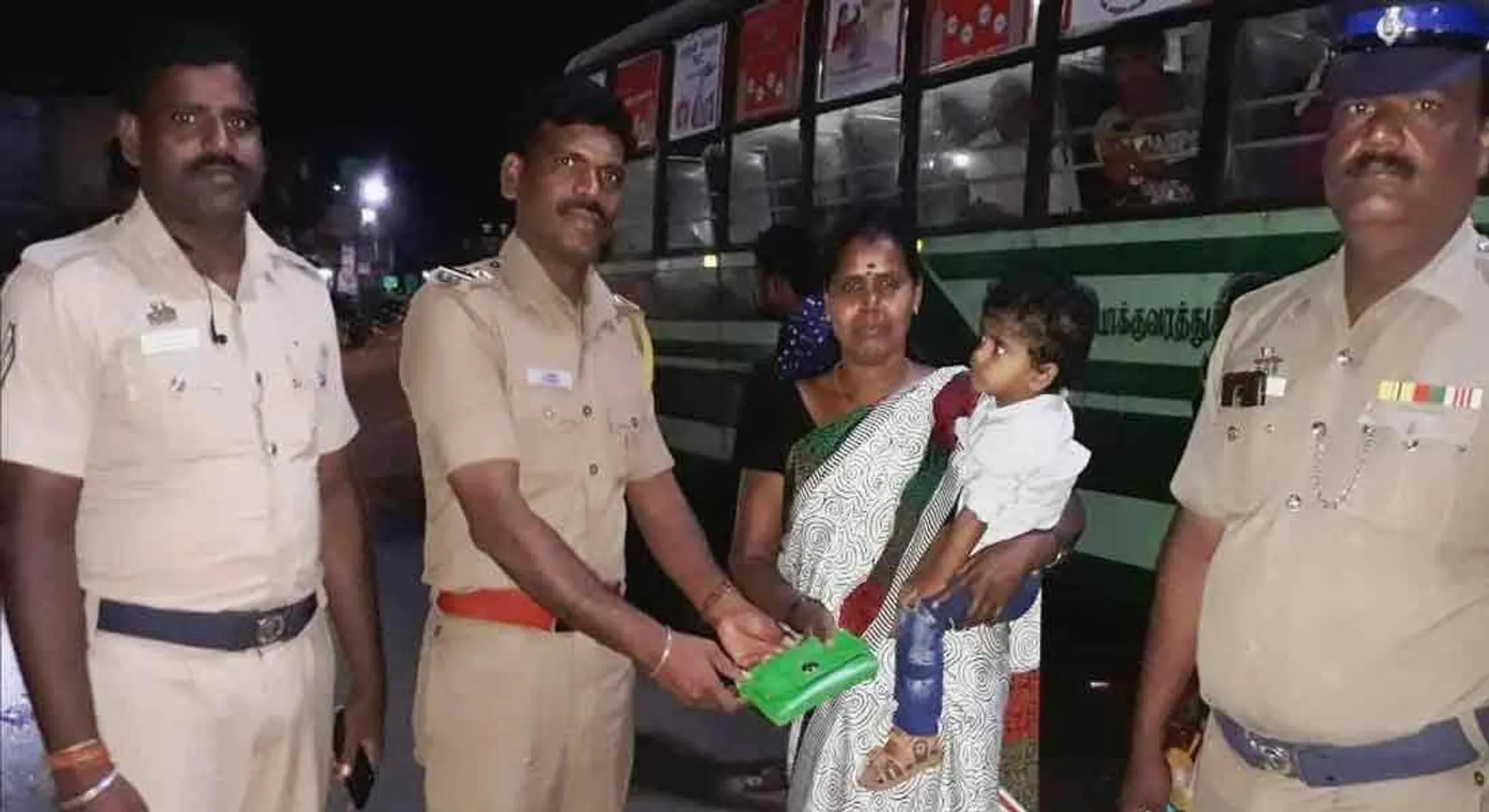  Rescued police at 'tens of thousands' of lightning speed in early morning bus