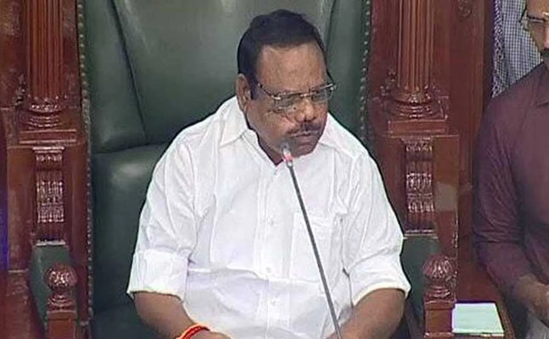 ops along with admk party 11 mlas notices issued speaker 
