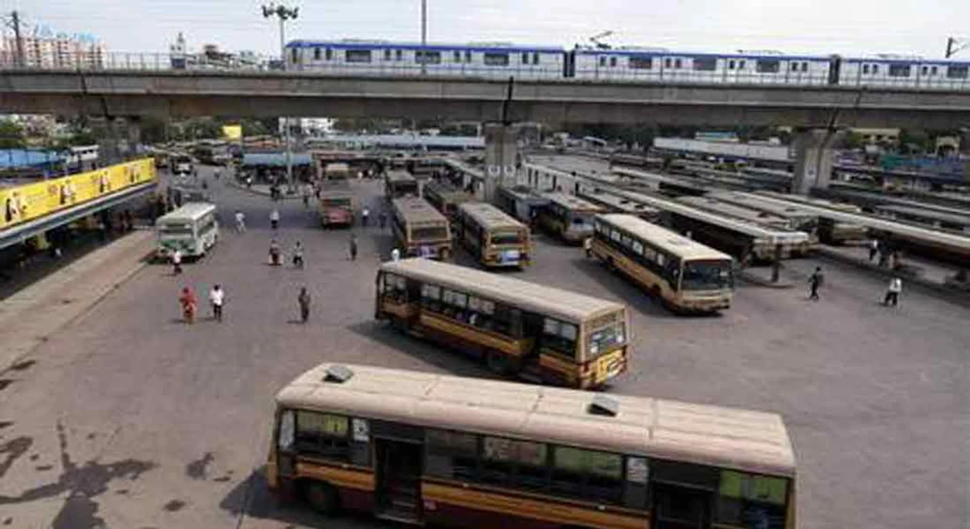  College students clash in bus stand...