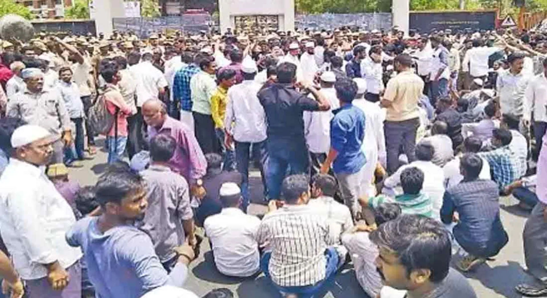 Islamists trying to settle the Collector's office with cooking utensils! Against CAA Law!