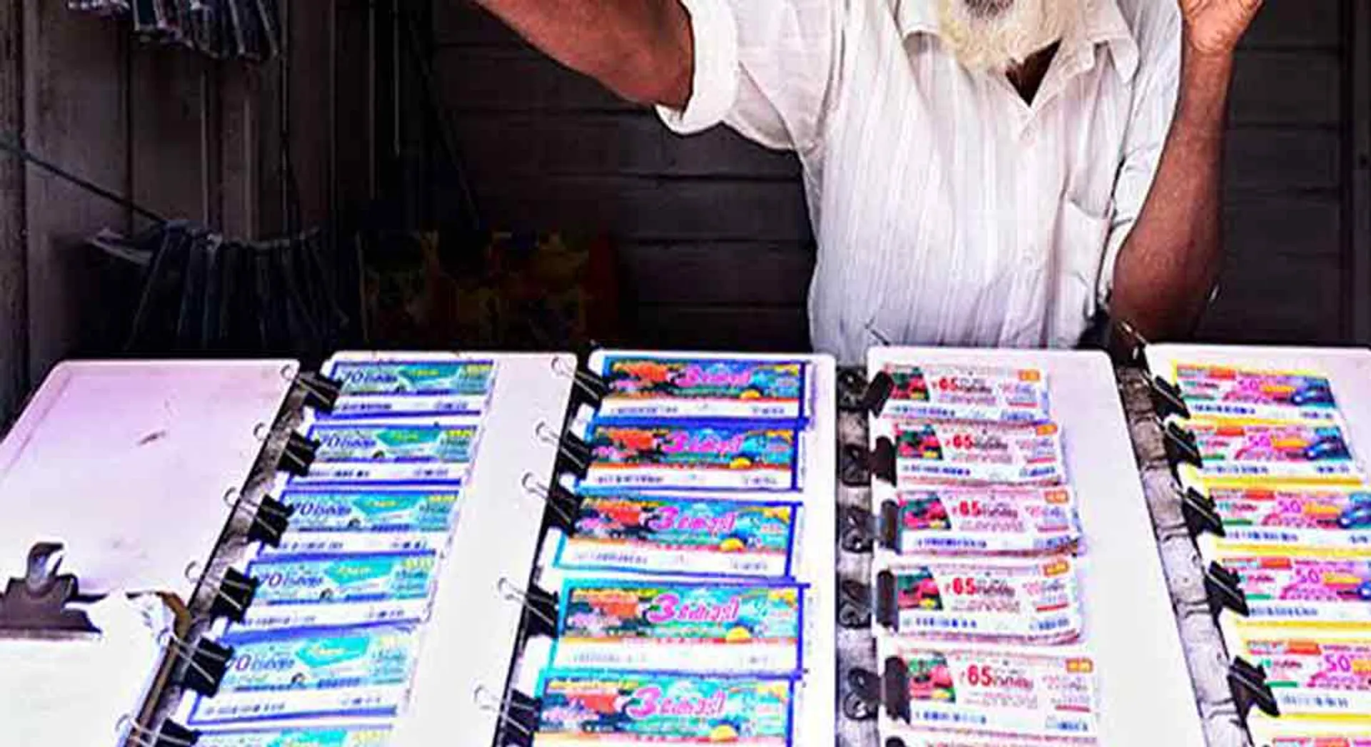  A counterfeit lottery; Unnoticed police; Disturbed daily wage familie