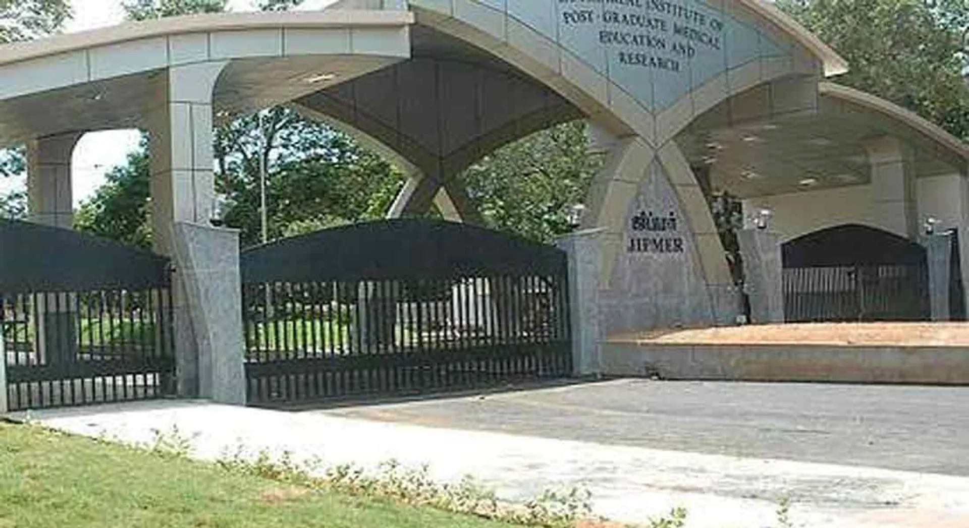  3 people allowed, including Zipmer with Corona sign! Blood samples tested!