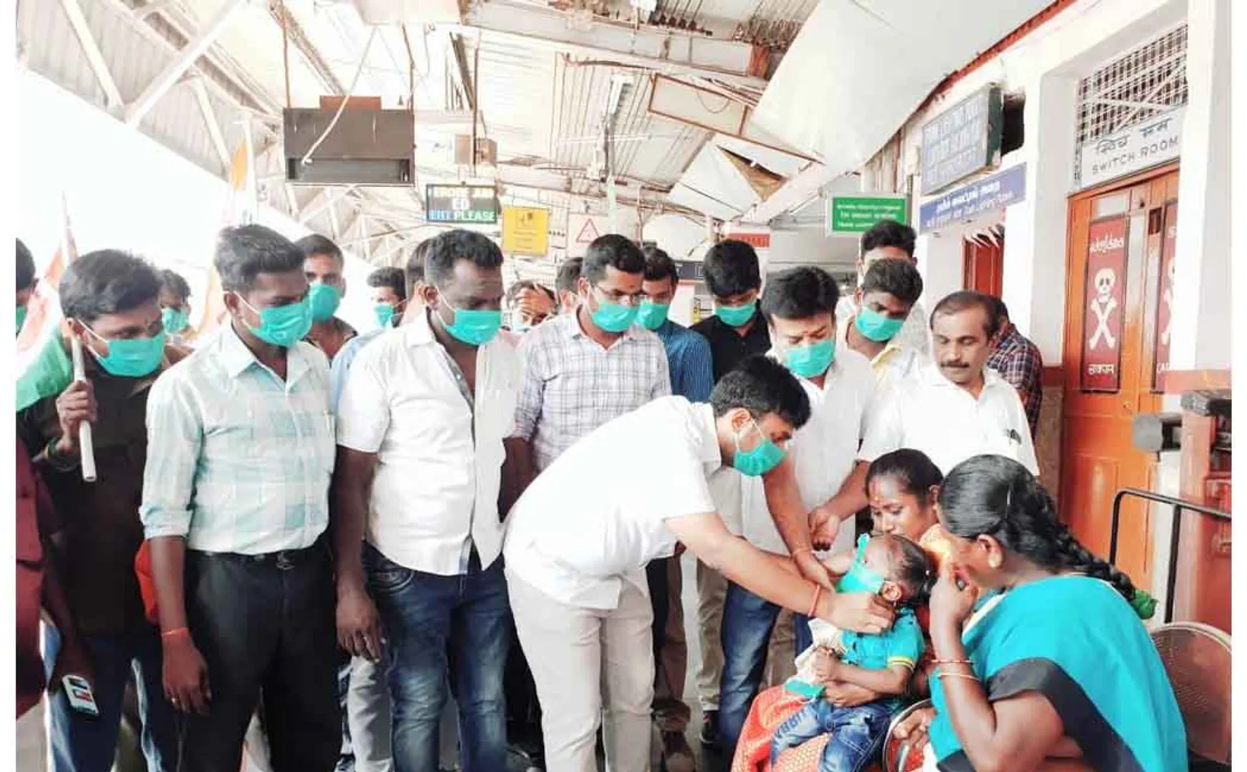 TAMIL MANILA CONGRESS PARTY FREE MASKS PEOPLES IN ERODE JUNCTION 