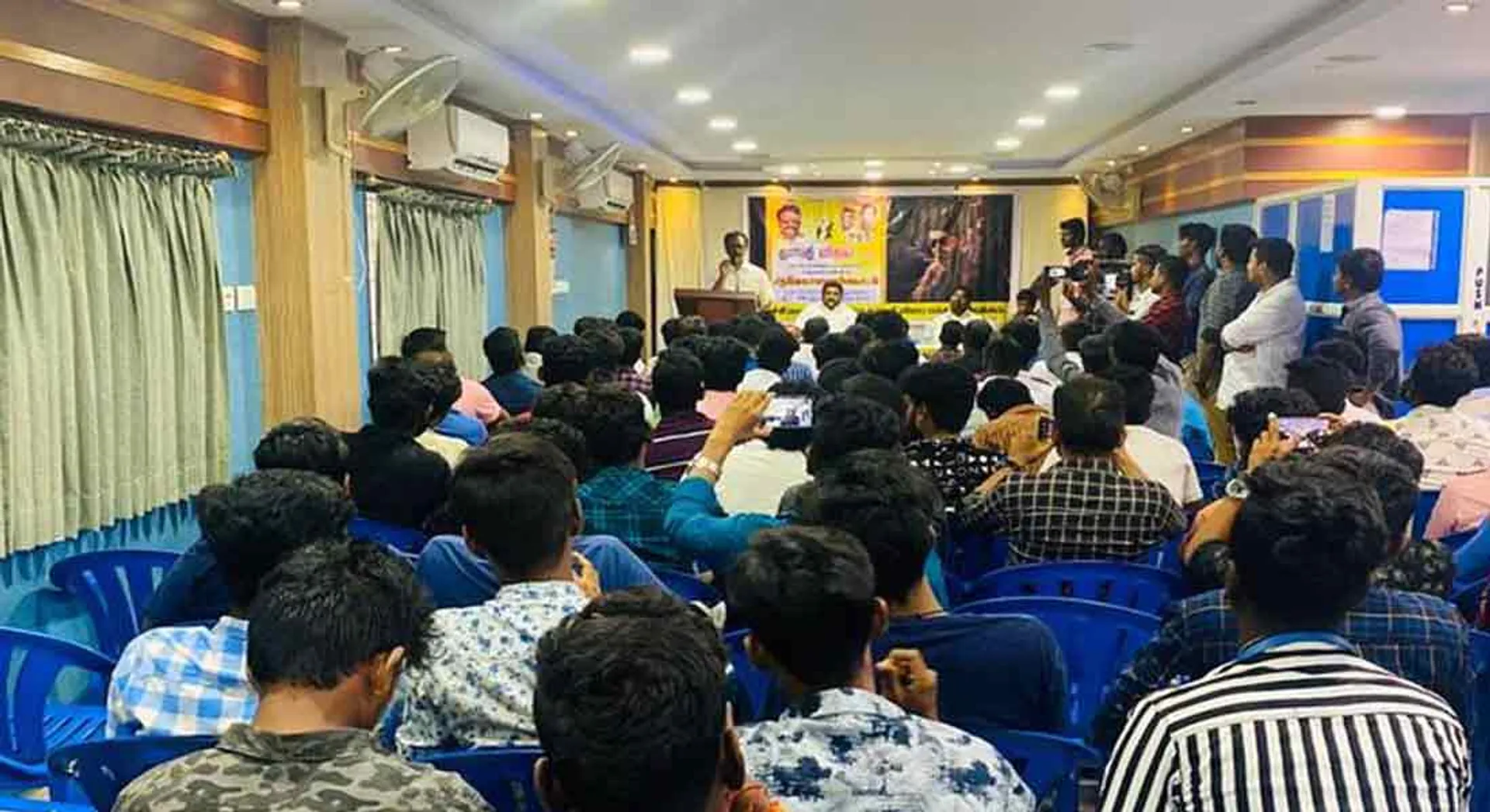 Actor Vijay will fill the political void ... Vijay Forum Action