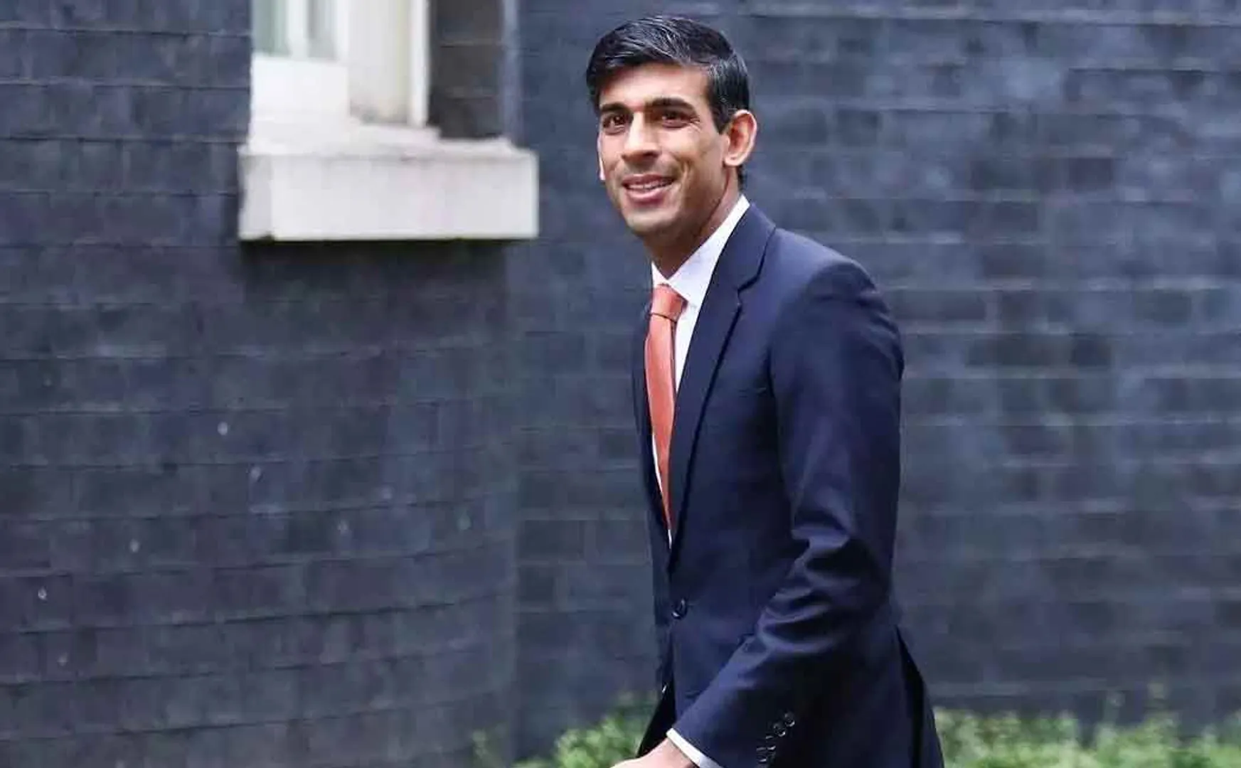 britain allocates 330 million pounds to back its economy